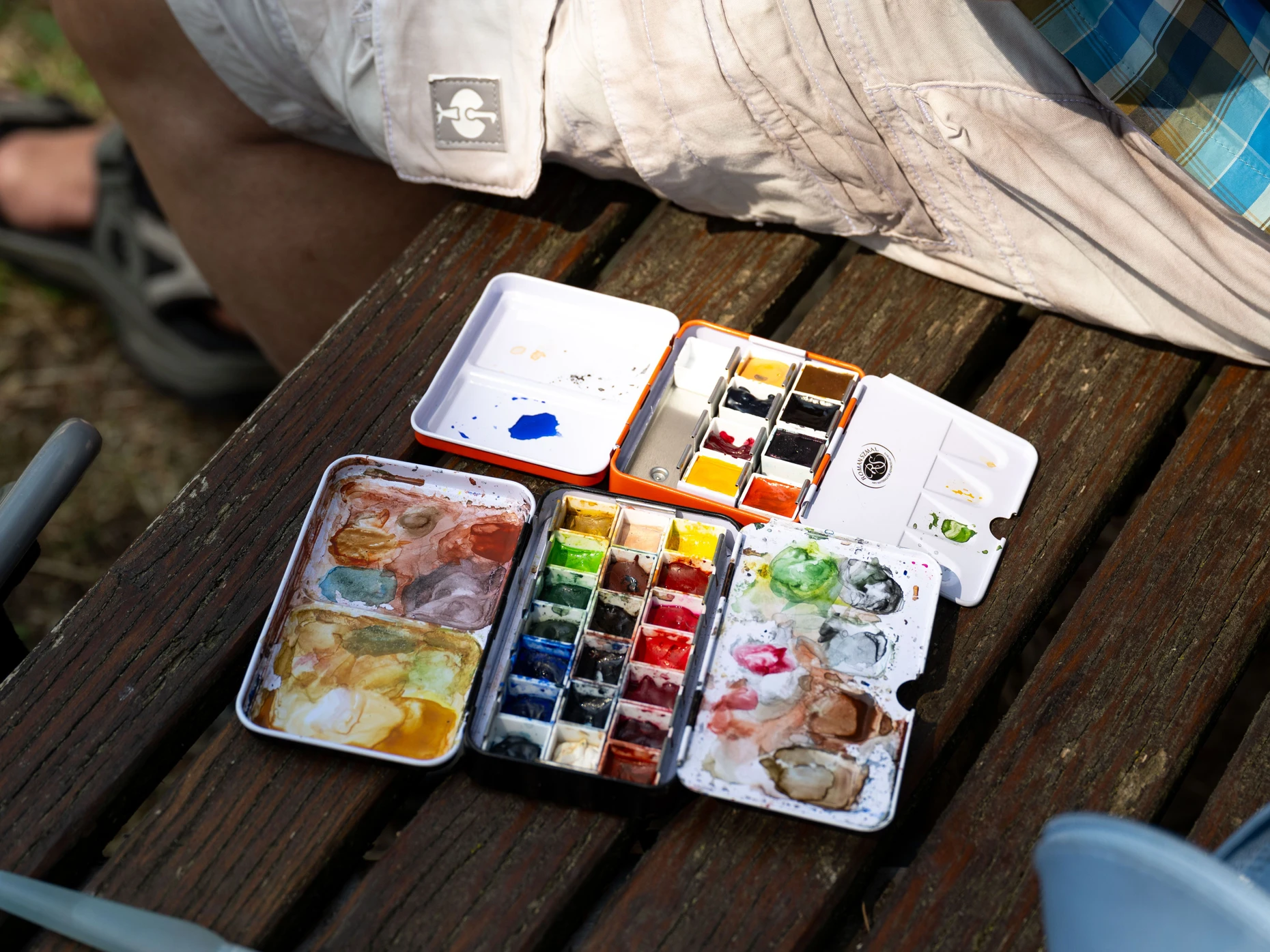 Gut ausgestattet: Künstler bringen eigene Aquarellkästen für ihre Zeichnungen mit.