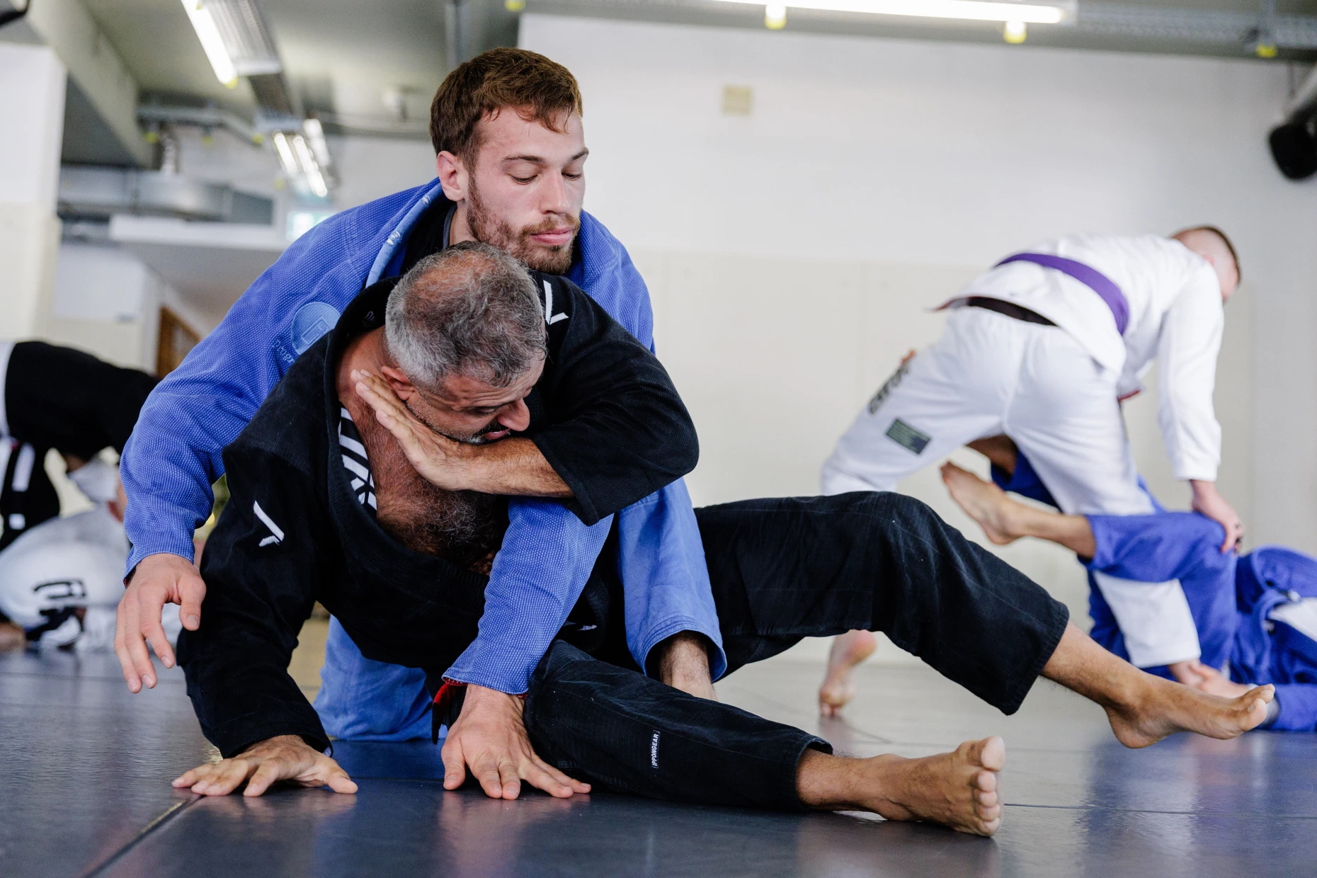 Im BJJ soll der Gegner im Bodenkampf kontrolliert werden: Schläge und Tritte sind verboten.