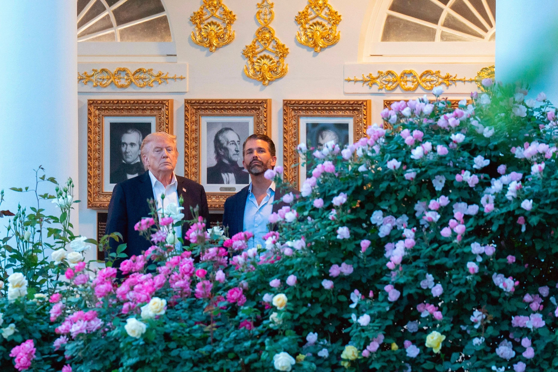 Gold und Rosen: Trump und sein Sohn Donald Trump Jr. im Mai 2026 am Weißen Haus