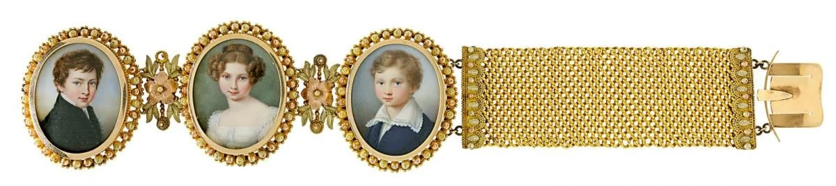 Goldarmband mit drei Miniaturporträts von Max II., Prinzessin Mathilde Karoline und Otto I. als Kindern, wohl München, um 1825/1830, Taxe 4500 bis 5000 Euro