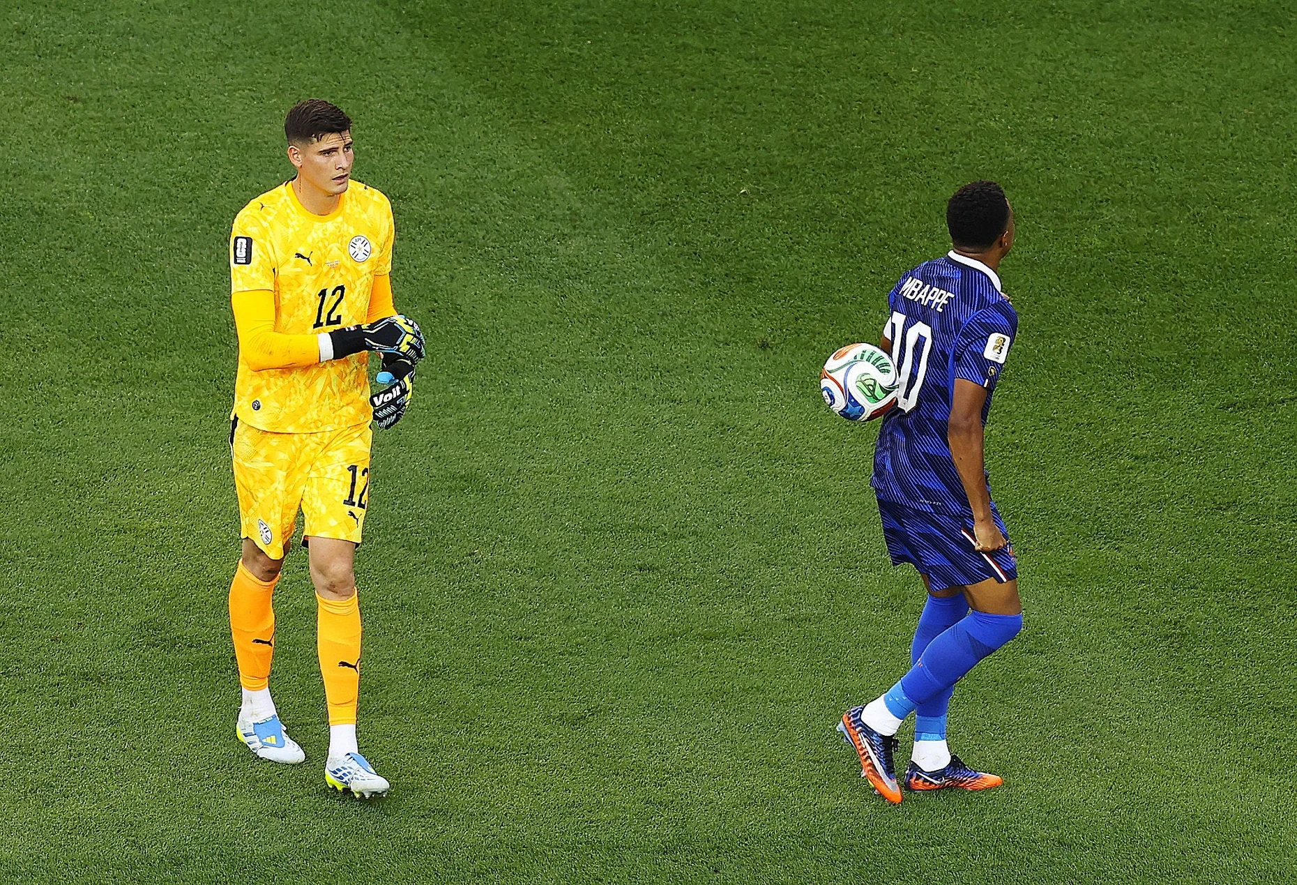 Nach der Partie verweigert Kylian Mbappé (rechts) Torhüter Orlando Gill den Handschlag, der wirft daraufhin den Ball gegen den französischen Stürmer.