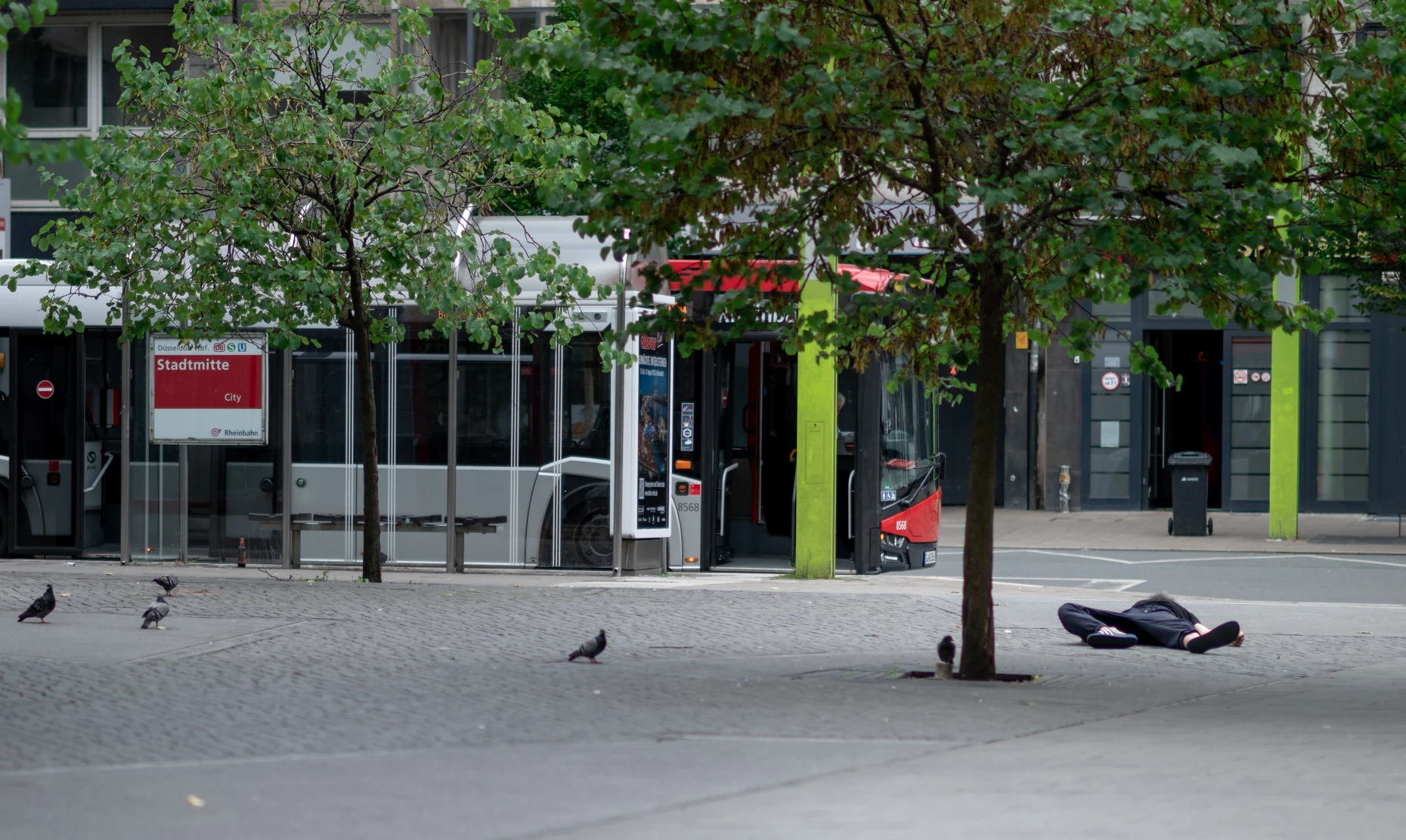 Ein Drogenabhängiger liegt in der Düsseldorfer Innenstadt auf der Straße.