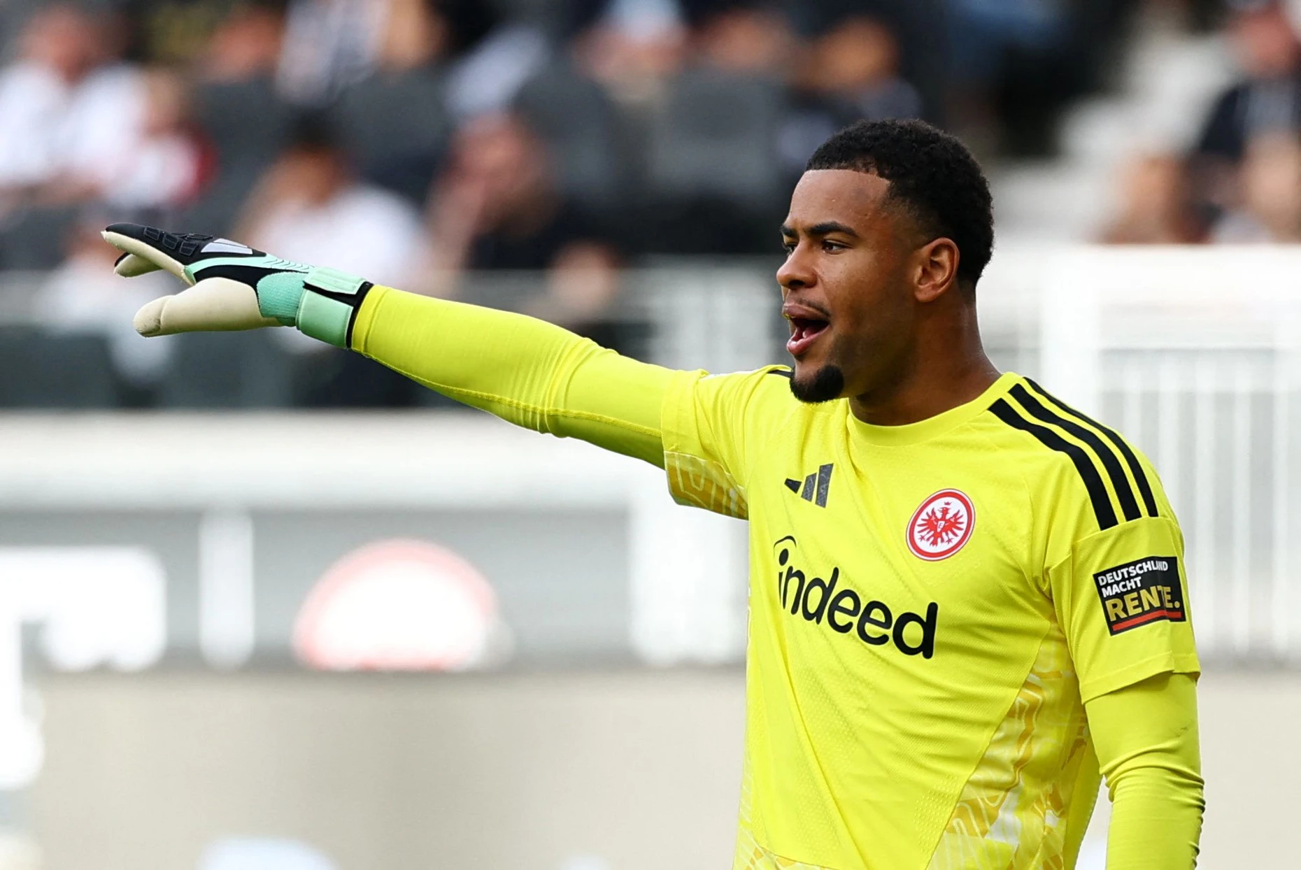 Eintracht-Torhüter Noah Atubolu erlebt auch gegen den SC Freiburg, dass er nicht jeden Ball halten kann.