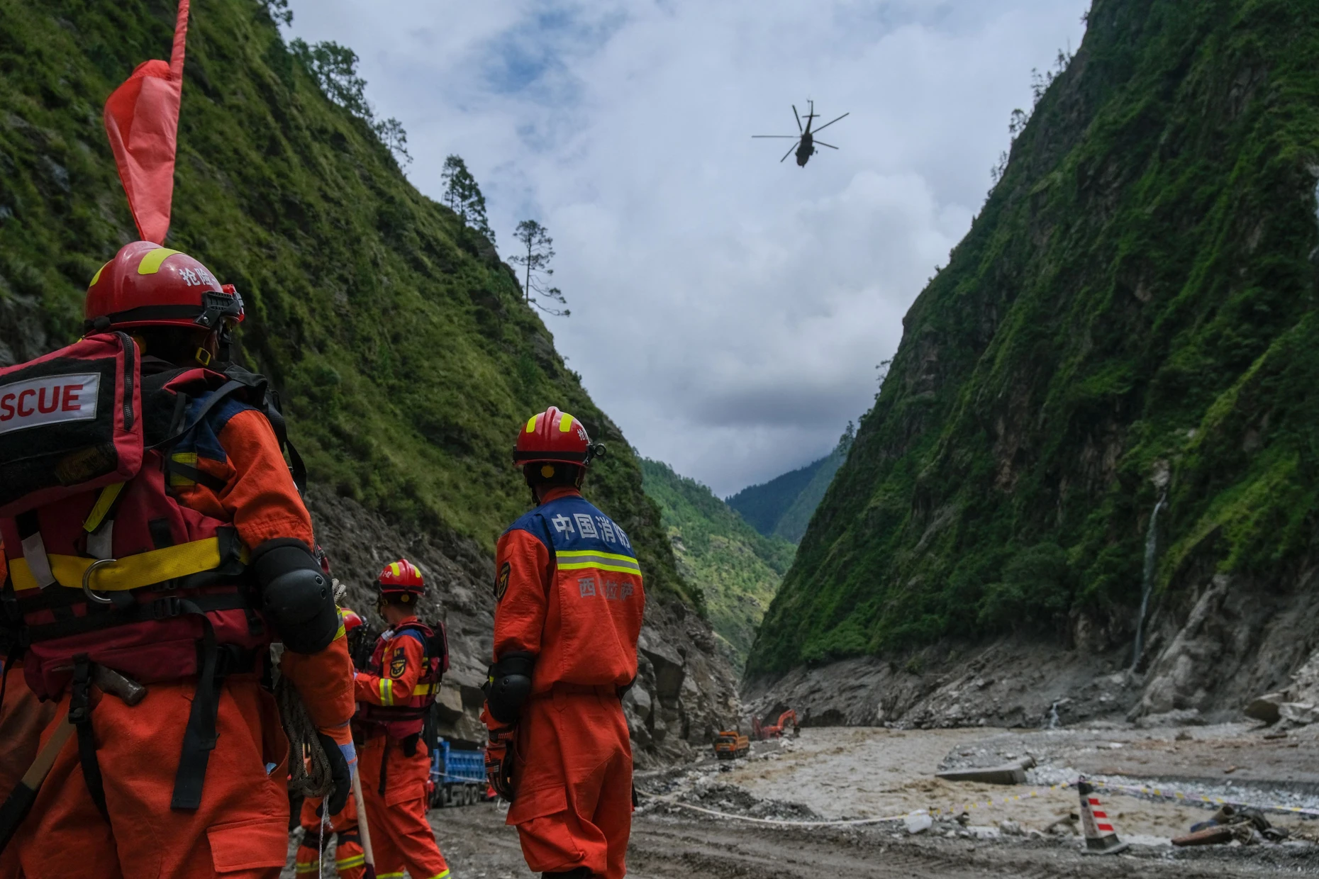 Ein Rettungshubschrauber und Helfer in Tibet am Samstag