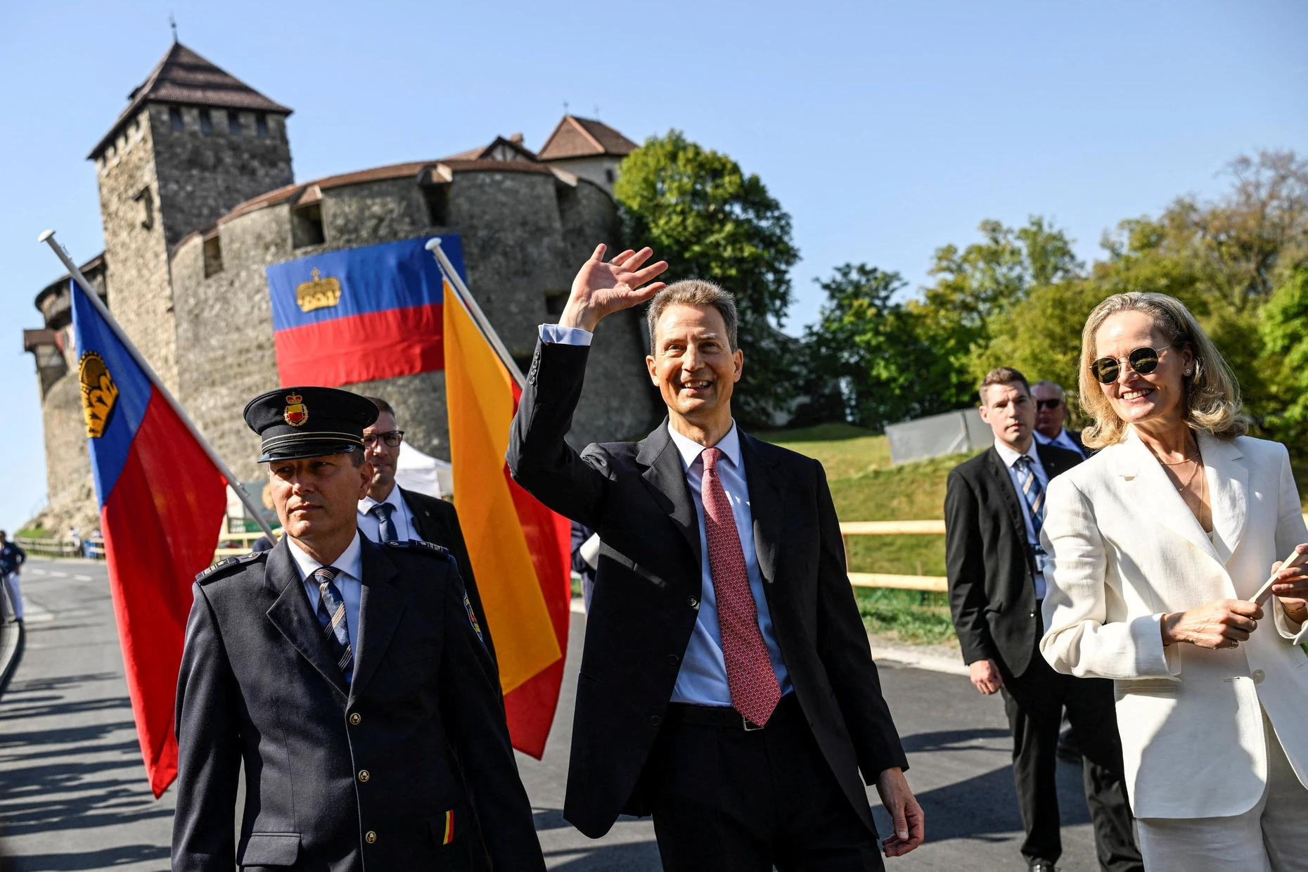 Verkündet ein neues Hausgesetz: Erbprinz Alois (Mitte) und seine Frau Prinzessin Sophie feiern am 15. August den Staatsfeiertag von Liechtenstein in Vaduz.
