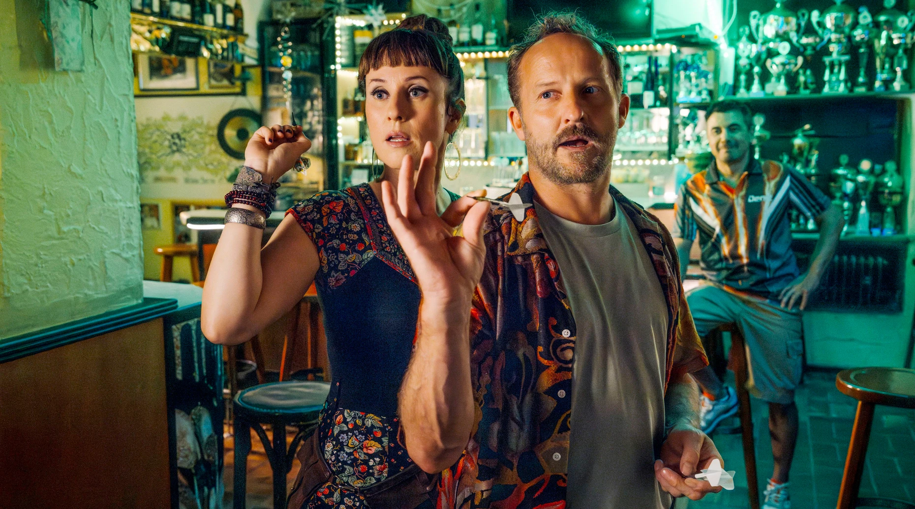 Eddie (Maximilian Brückner) und Frau Schröder (Marlene Morreis) beim Dart-Date.