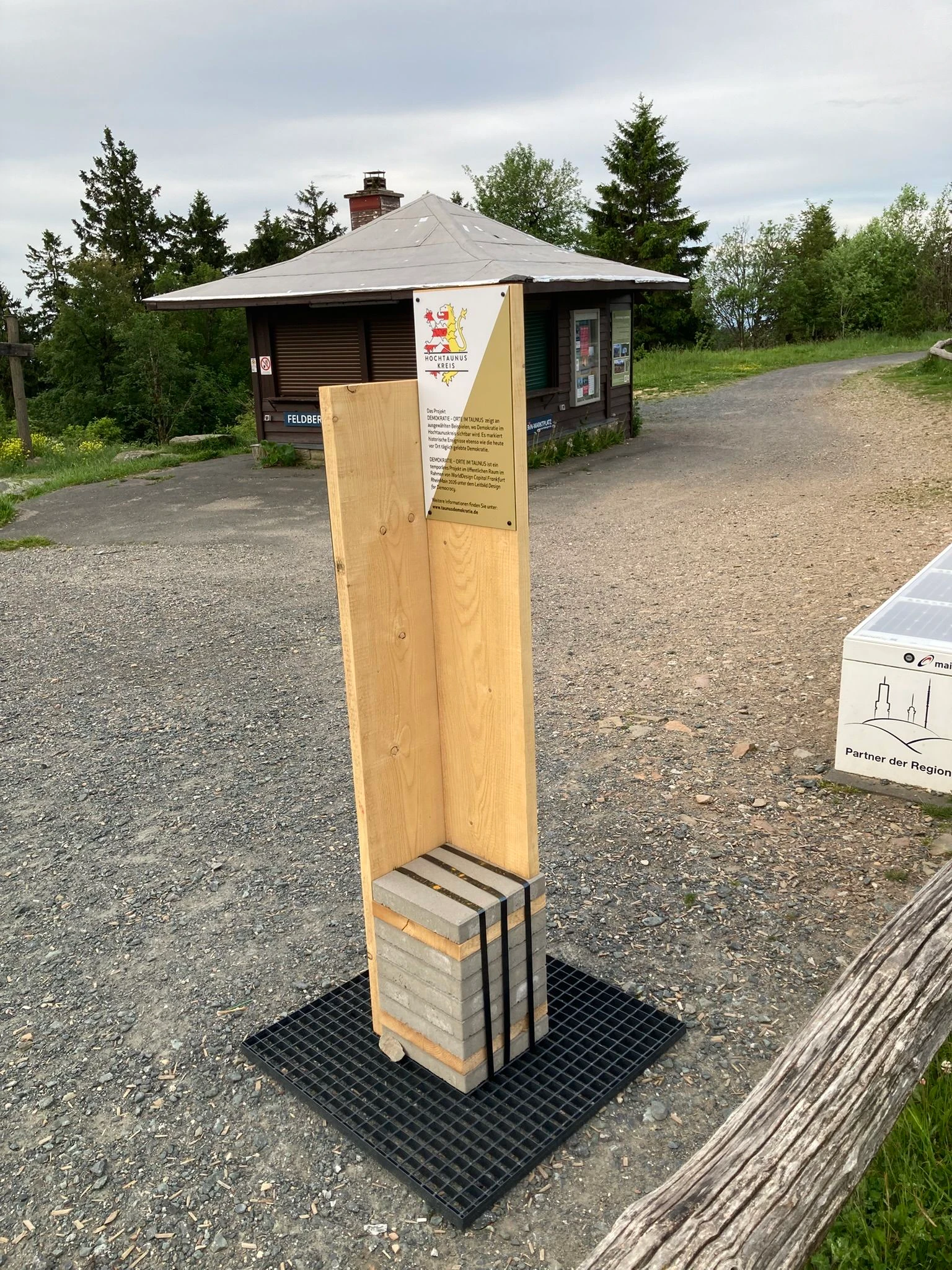 Erinnert an Freudenfeuer und Turnfeste: Stele auf dem Großen Feldberg