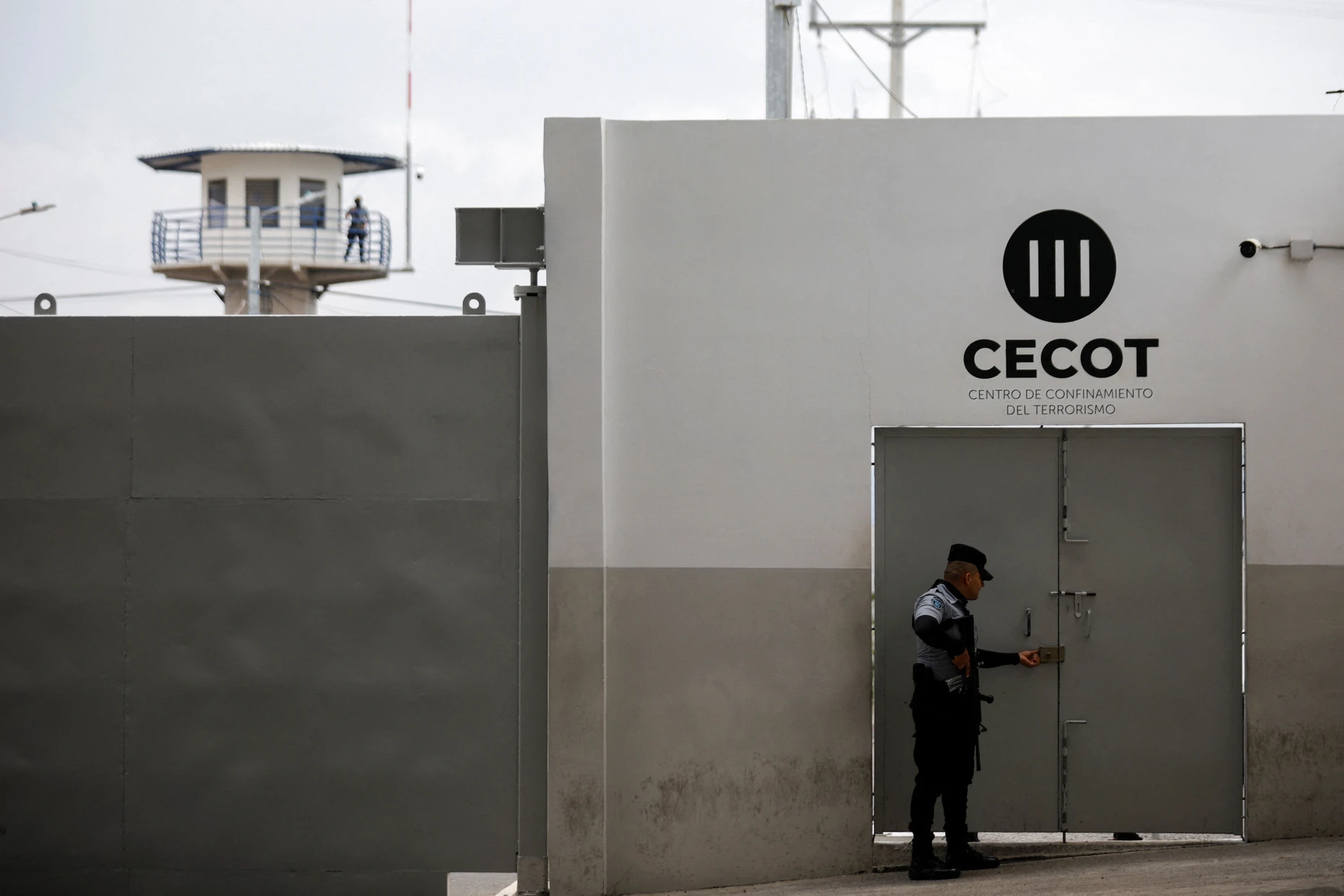 Gefängnis für 40.000 Insassen: das „Terrorismus-Eindämmungszentrum“ (CECOT) in Tecoluca, El Salvador