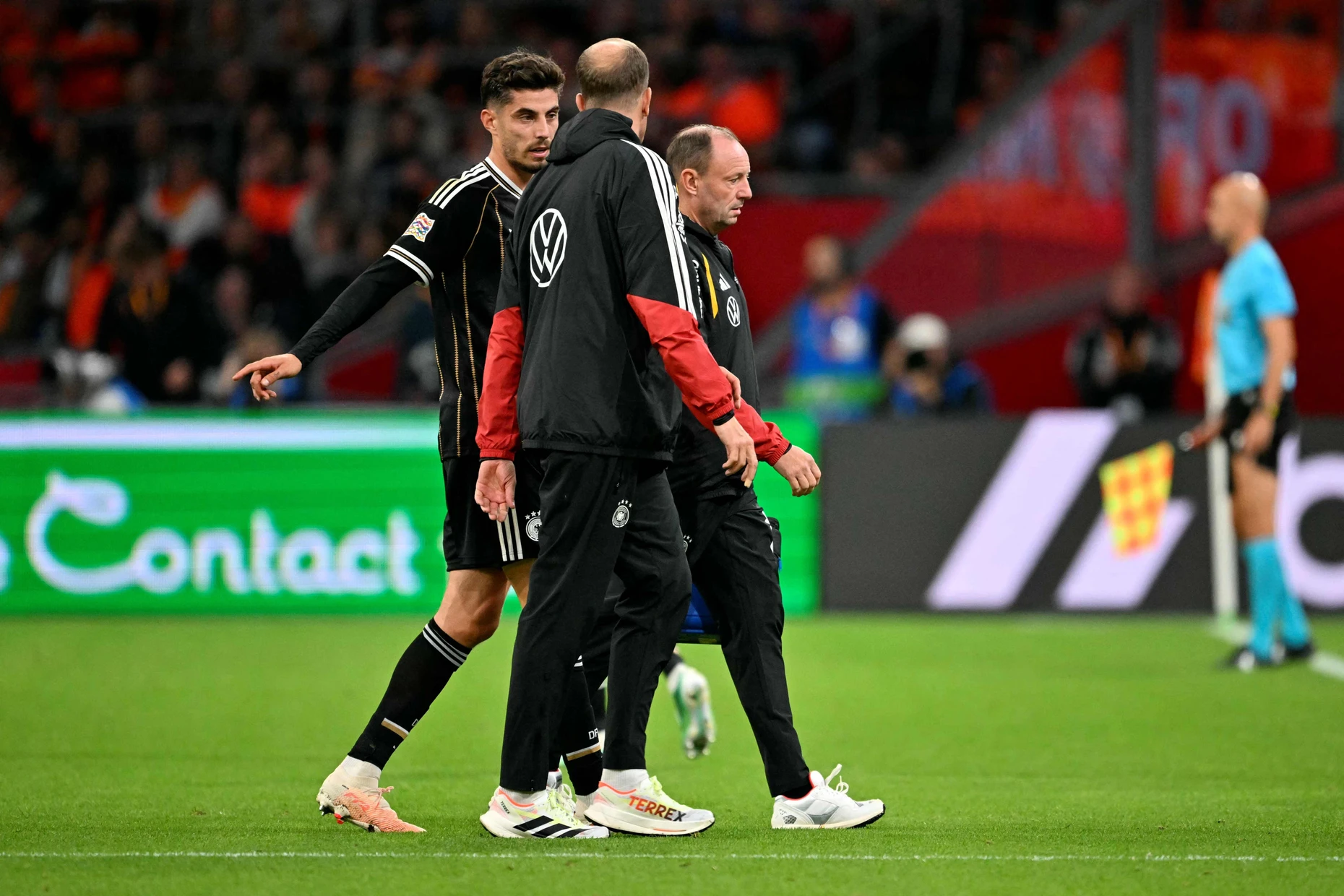 Kai Havertz (links) muss den Platz in der 30. Minute verlassen.