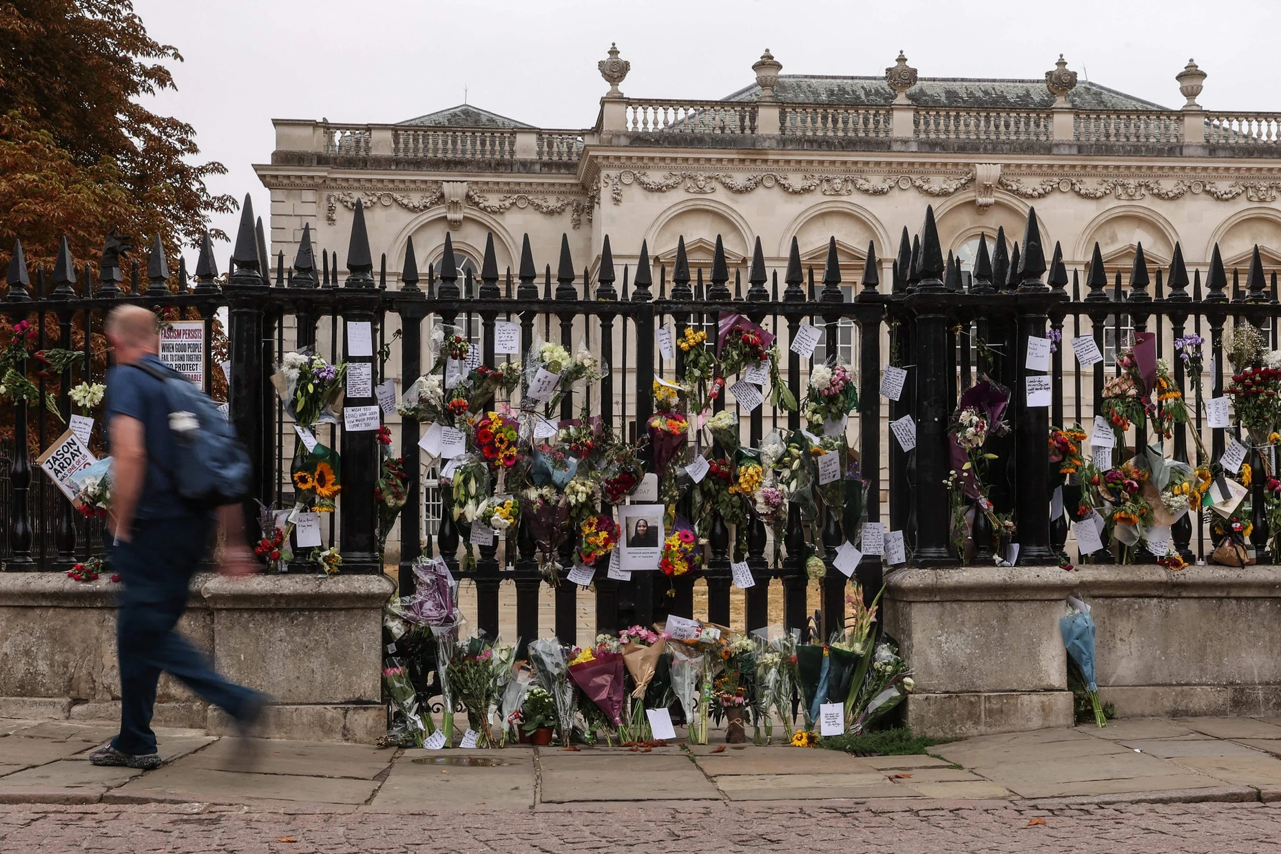 Blumen für Jason Arday vor den Toren von Cambridge
