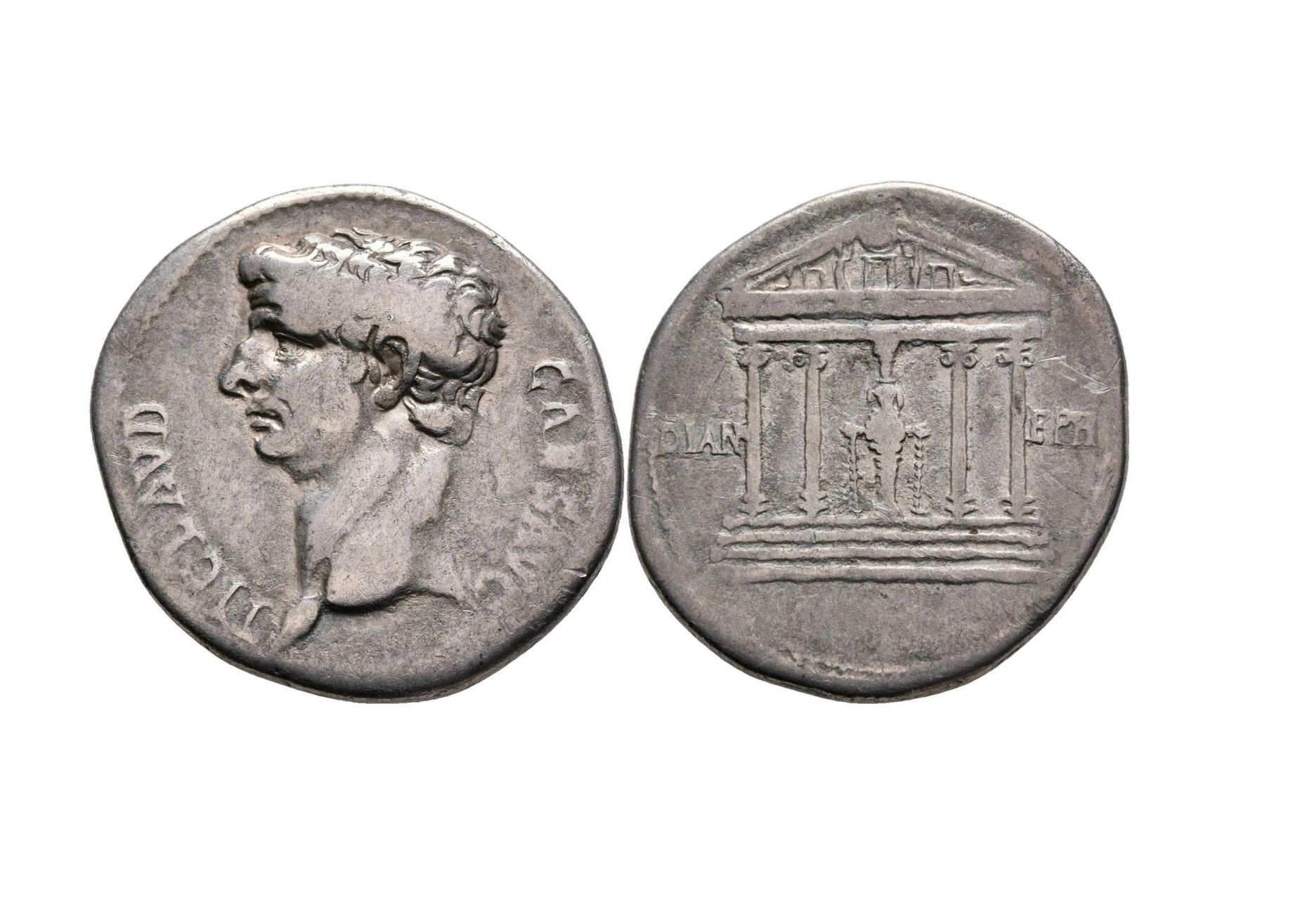 Der Tempel der Artemis war in der Antike berühmt: Eine Tetradrachme aus Ephesus, geprägt im ersten Jahrhundert nach Christus, zeigt außer dem Kaiser Claudius auch das Bauwerk.