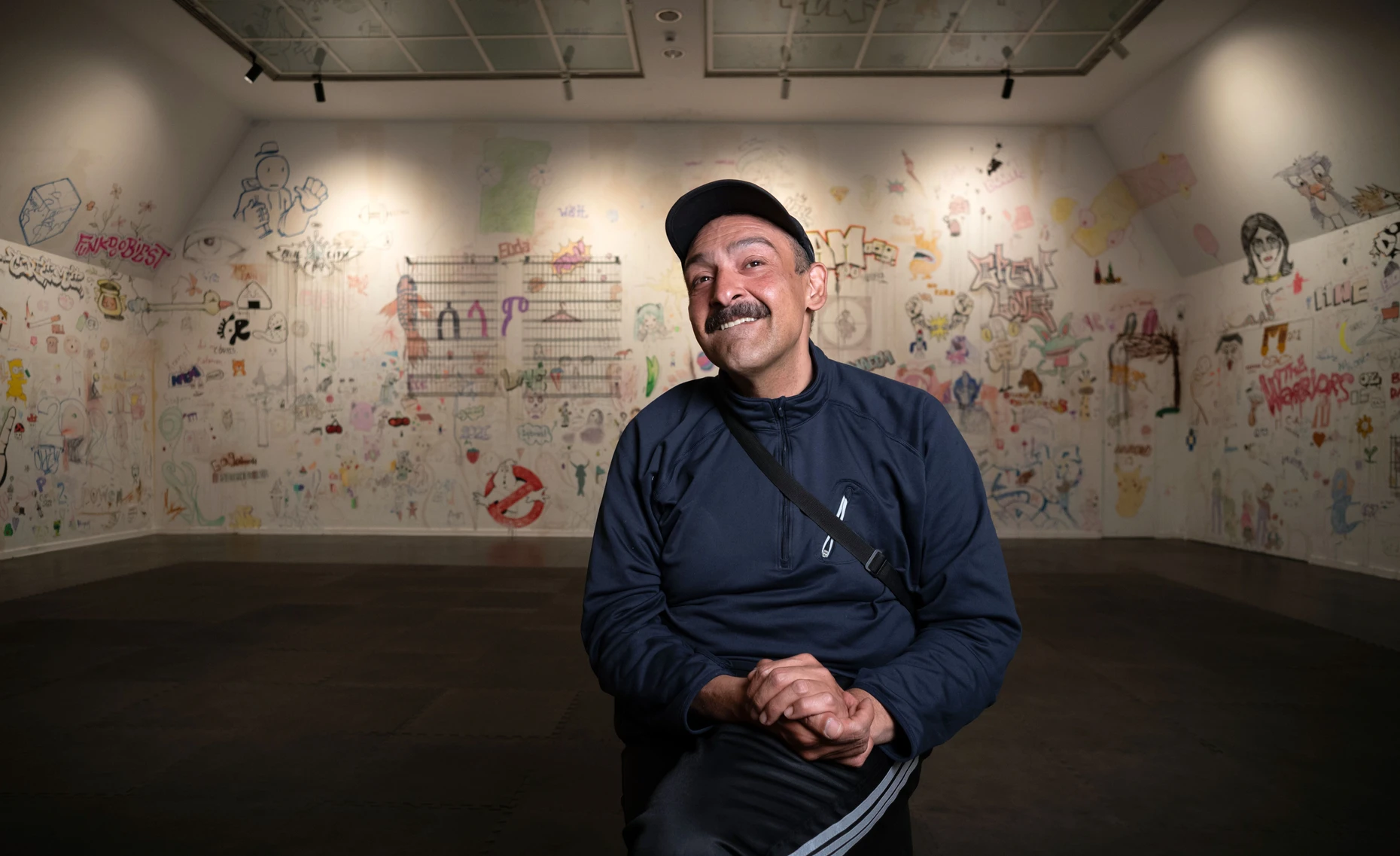 Oğuz Şen inmitten seines jüngsten Projekts:  „La La Land: Aufhören anzufangen" , einem partizipativen Zeichen-Performance-Konzept, das er mit der Tänzerin und Choreografin Honji Wang im Rahmen der Subkultur-Ausstellung "Hidden Cultures" im Kunstverein Frankfurt umgesetzt hat, Frankfurt am 30.04.2026.