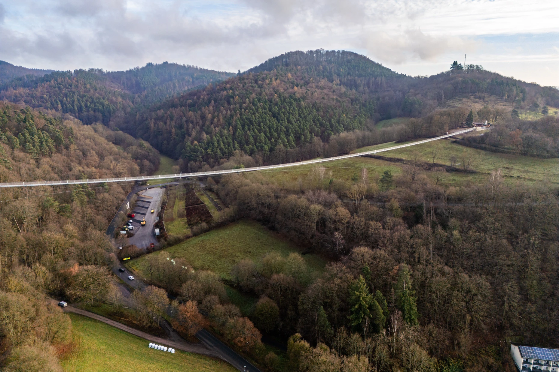 Muss man sich trauen: Der Highwalk Rotenburg ist 617 Meter lang und 59 Meter hoch, es gibt ihn seit 2024.