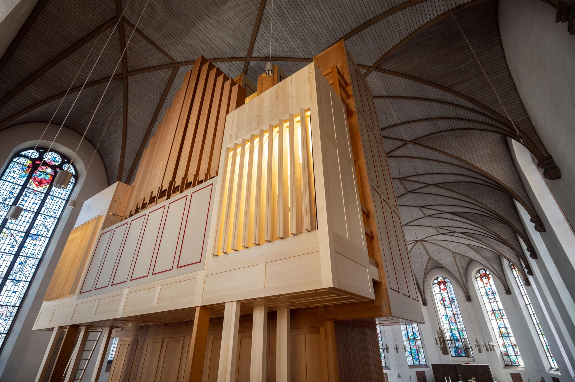 Rückansicht: der hintere Teil der Orgel mit den beiden Schwellkästen für das Eisenhardt-Werk