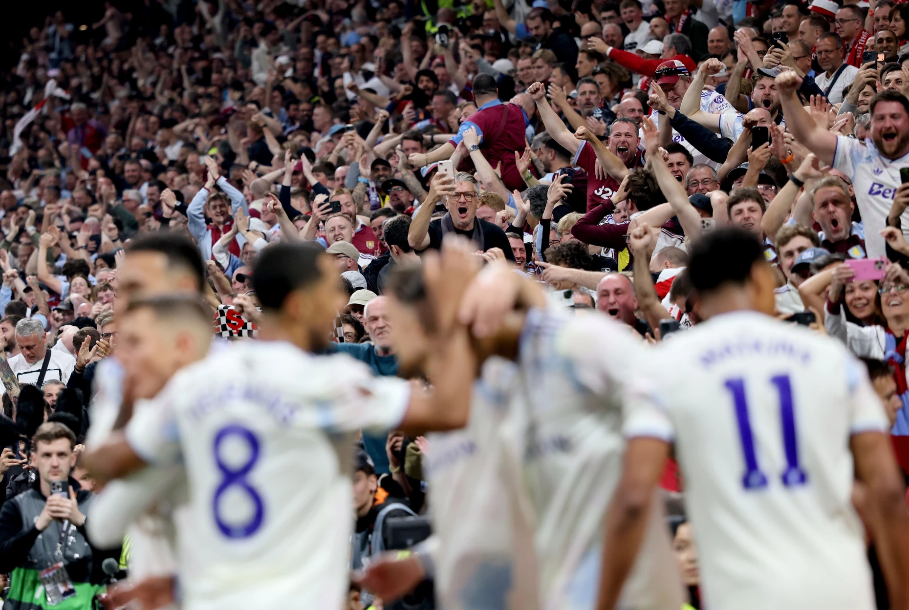 Der erste Titel seit 44 Jahren: Aston Villas Fans jubeln.