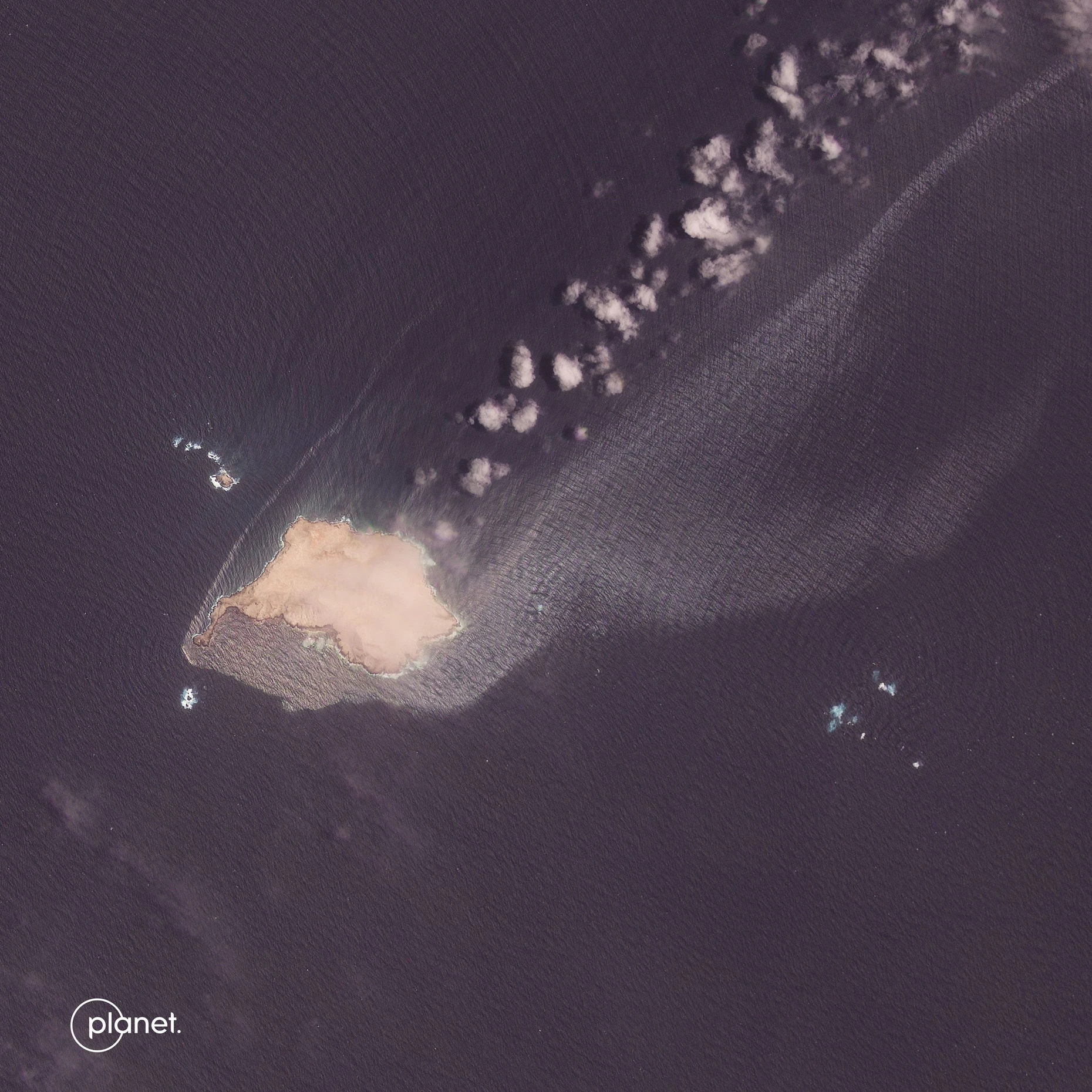 Dieses Satellitenbild von Planet Labs PBC zeigt, wie am Freitag, dem 31. Juli 2026, Rohöl aus dem mit Sanktionen belegten Tanker „Caroline Bezengi“, der vor der Küste des Oman auf Qibliyah Island gestrandet ist, austritt und sich ausbreitet.