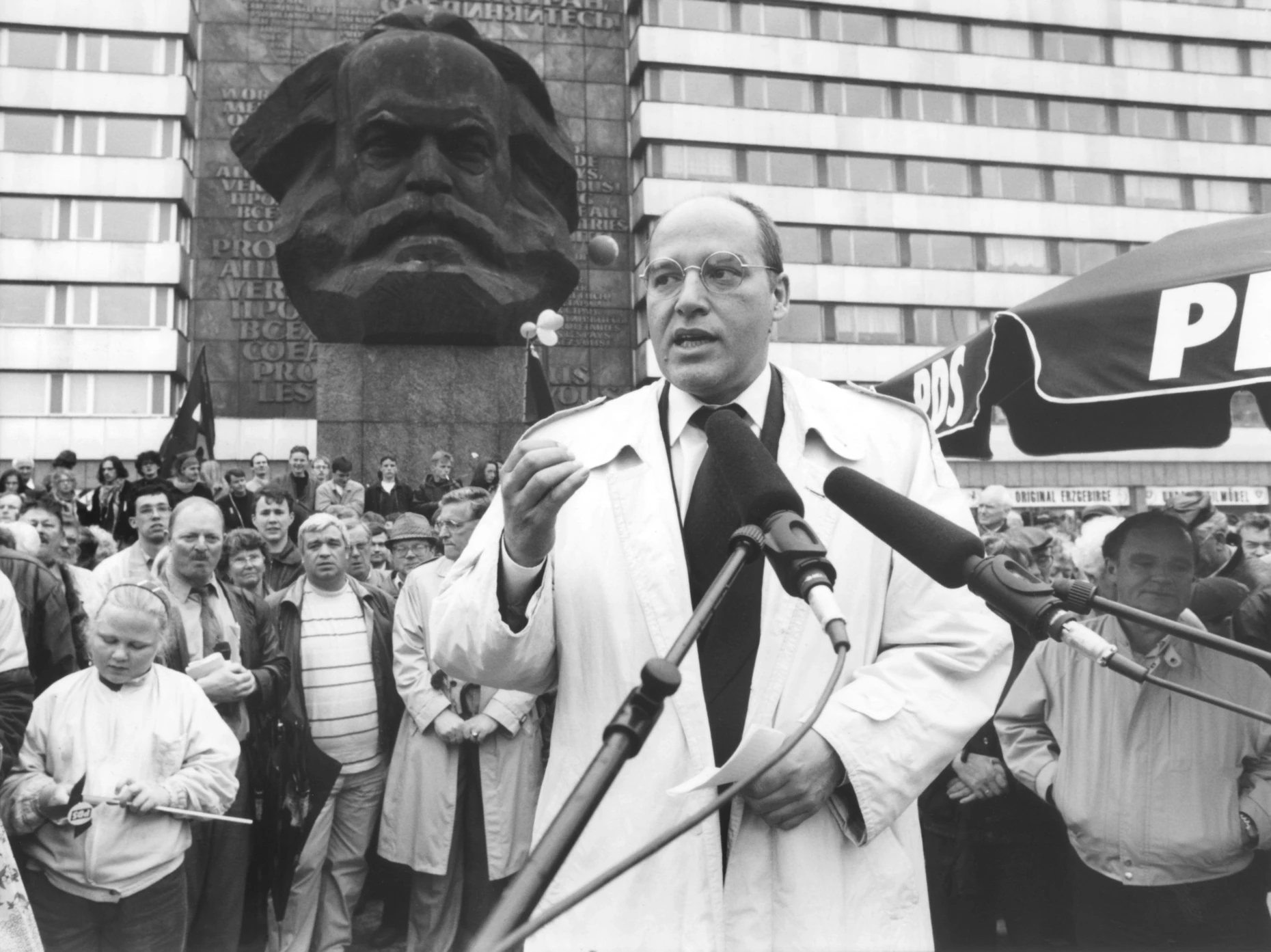 Der damalige Vorsitzende der Partei PDS/Linke Liste Gregor Gysi 1994 bei einer Veranstaltung in Chemnitz