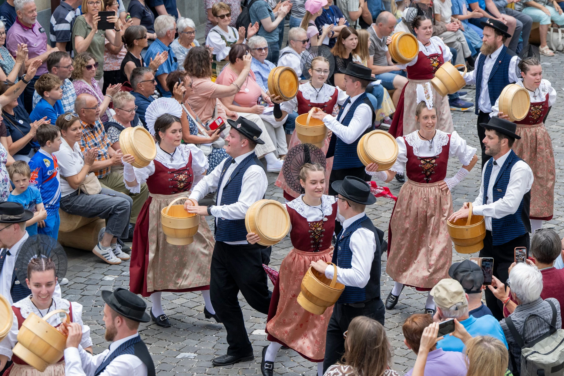  Trachtenleute beim 5. Schweizerischen Trachtenchorfest in der Altstadt von Sursee im Kanton Luzern am 7. Juni 2026