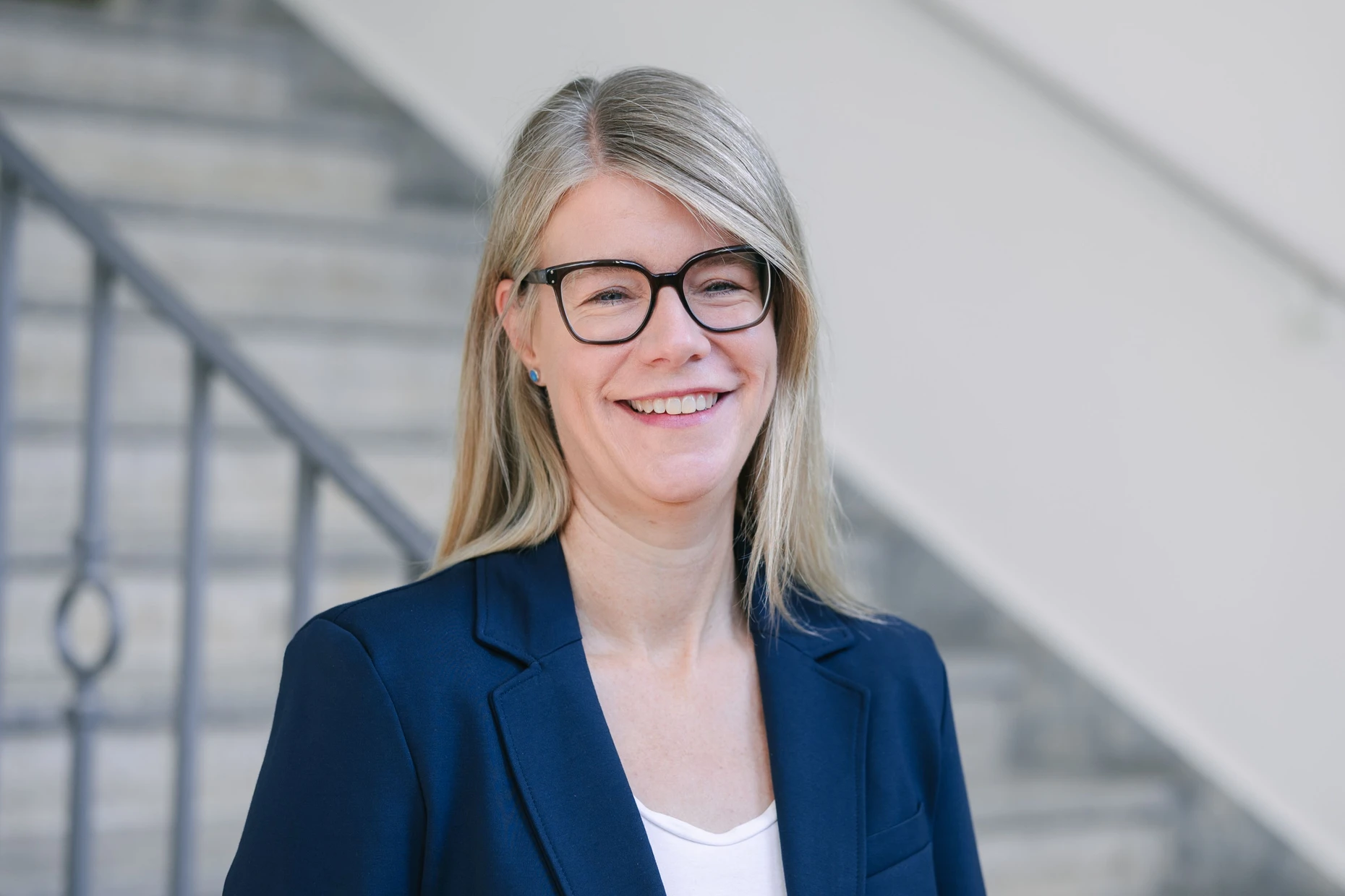 Prof. Dr. Anika Wagner ist Professorin für Ernährung und Immunsystem am Institut für Ernährungswissenschaft der Justus-Liebig-Universität Gießen. Auf Instagram informiert sie unter @prof_nutritionista fundiert und wissenschaftsnah über aktuelle Fragen der Ernährung.