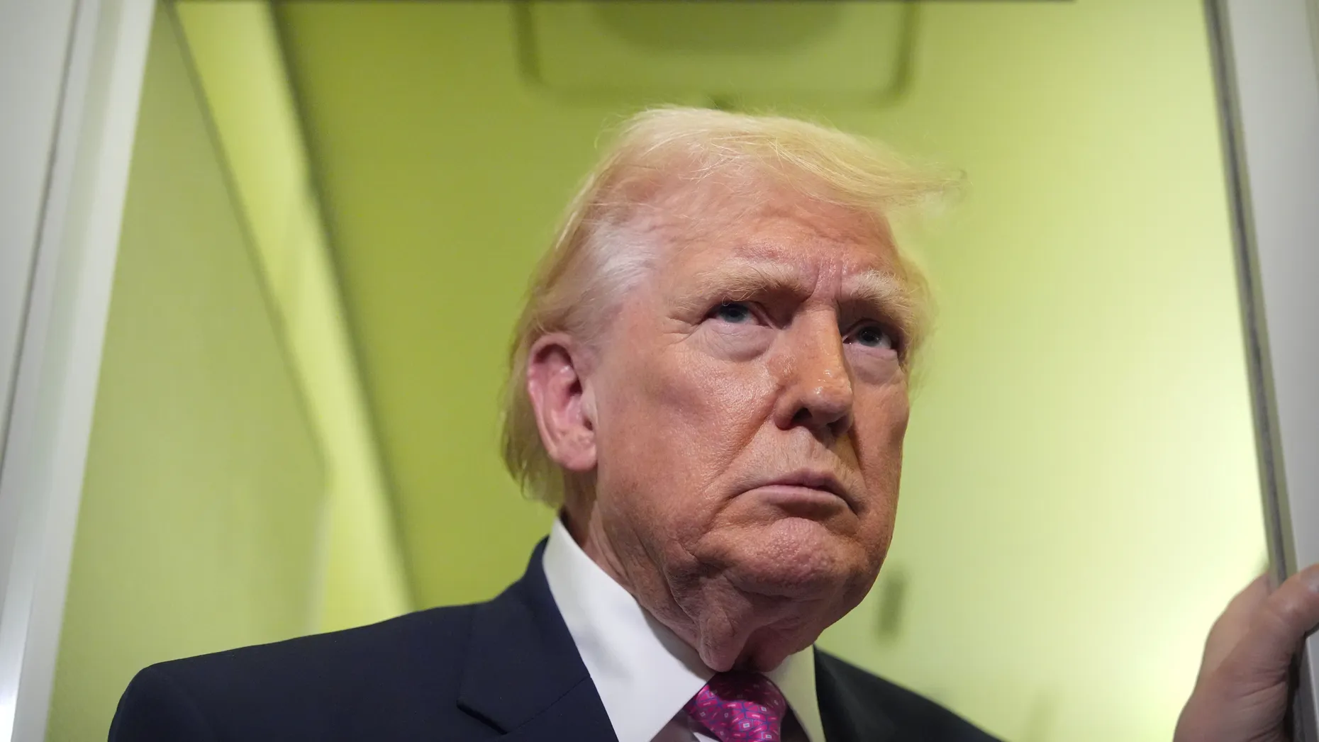US-Präsident Donald Trump spricht zu Reportern an Bord der Air Force One auf dem Weg von West Palm Beach zur Joint Base Andrews.