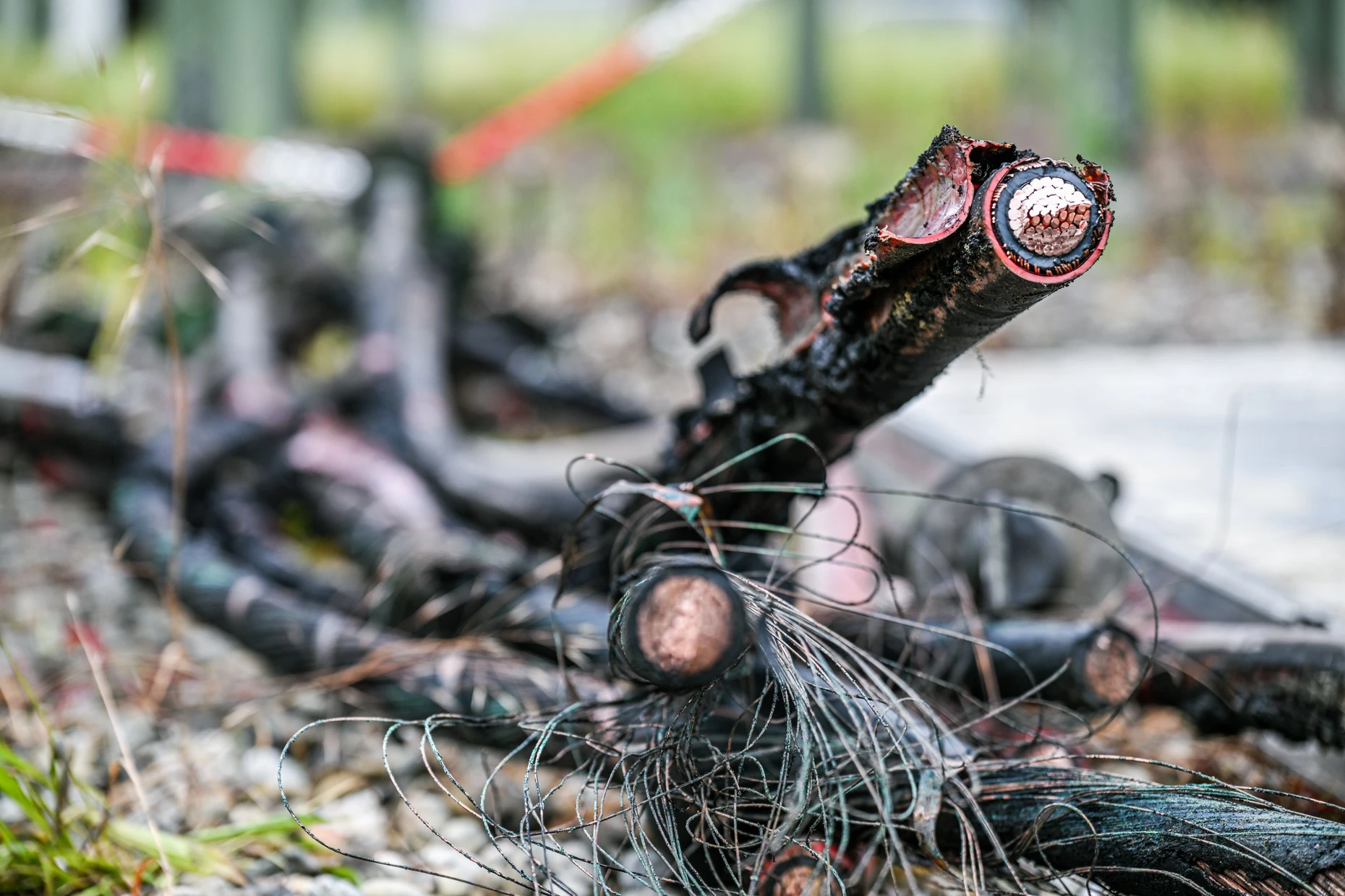 Verkohlte Kabel auf dem Boden
