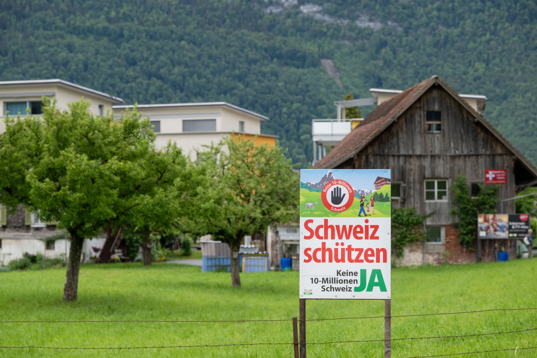 Ausländerfeindlich? Ein Abstimmungsplakat der SVP zur Volksinitiative „Keine 10-Millionen-Schweiz!“