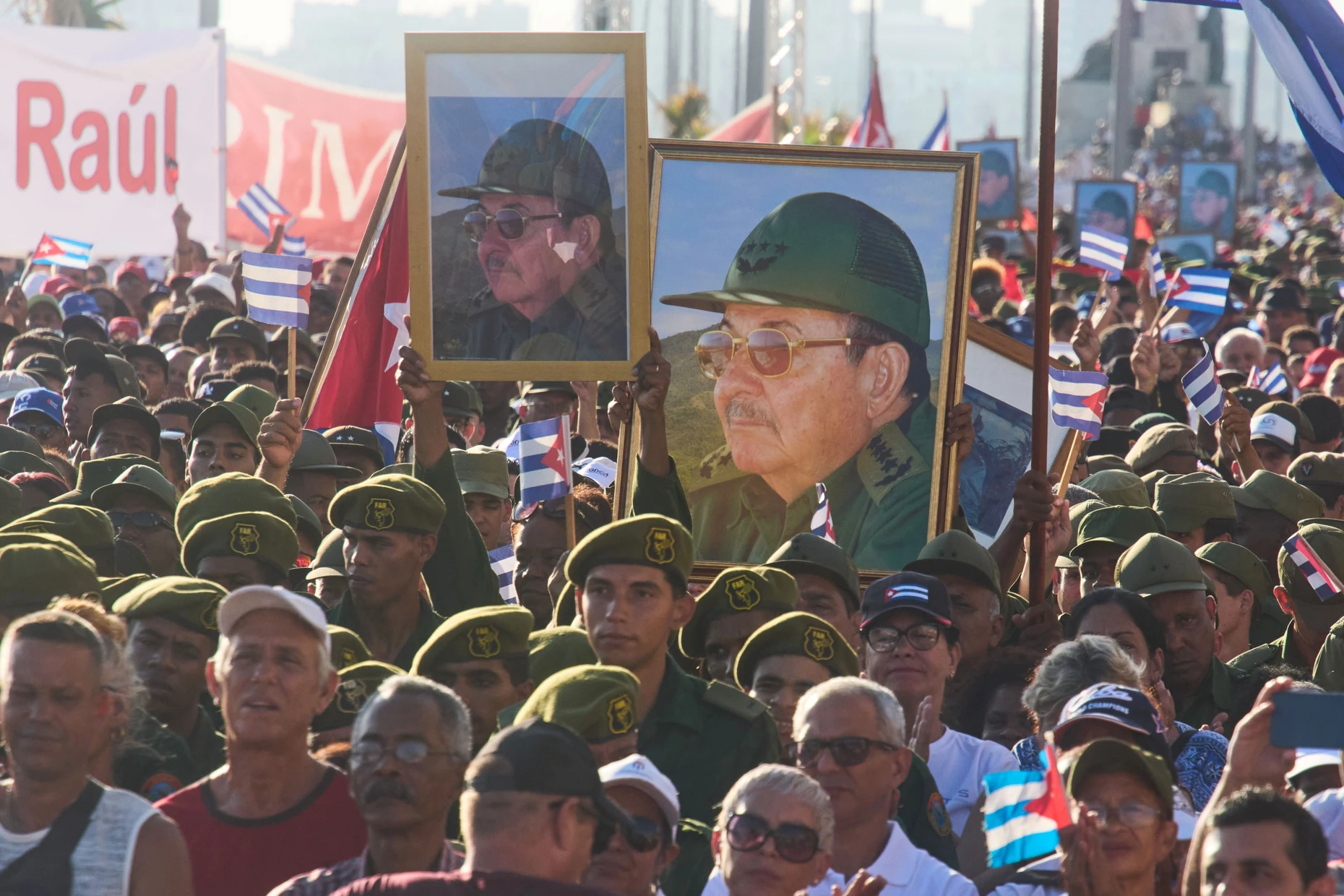 Kubanische Soldaten halten bei einer Demonstration am Freitag in Havanna Bilder von Raúl Castro in die Höhe