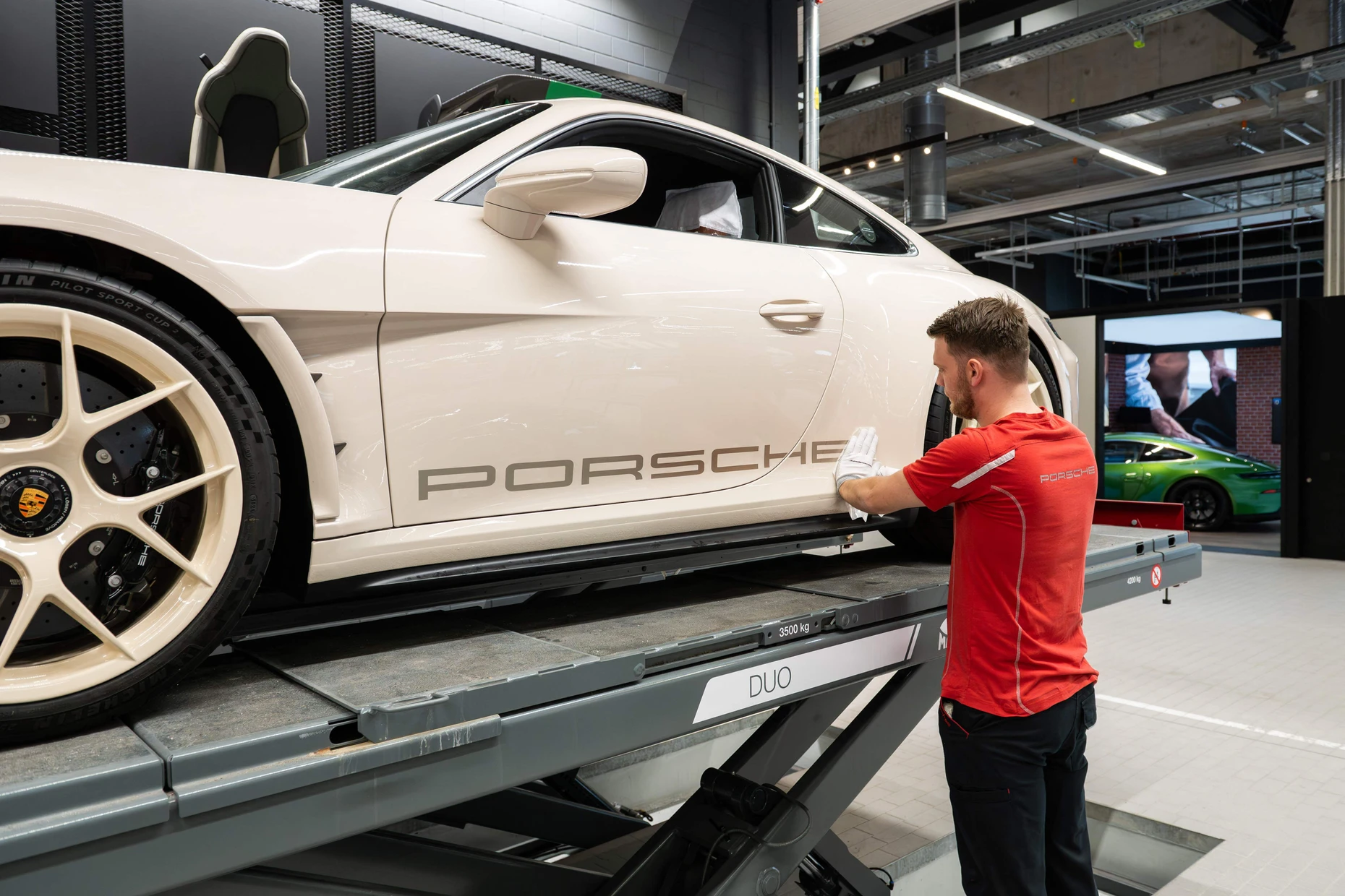 Arbeiten an einer Sonderfertigung des Porsche 911 in Stuttgart-Zuffenhausen: Der Sportwagenhersteller will die Individualisierungsangebote und Sonderwunschprogramme stark ausbauen.