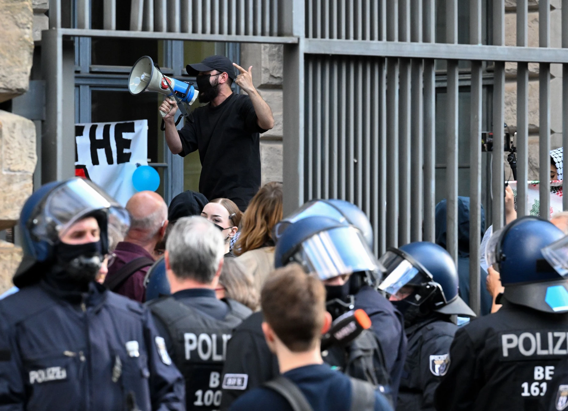 Polizisten bei der Räumung des von propalästinensischen Aktivisen besetzten Instituts für Sozialwissenschaften der Berliner Humboldt-Universität im Mai 2024. Das Portal „Red“ berichtete damals live.