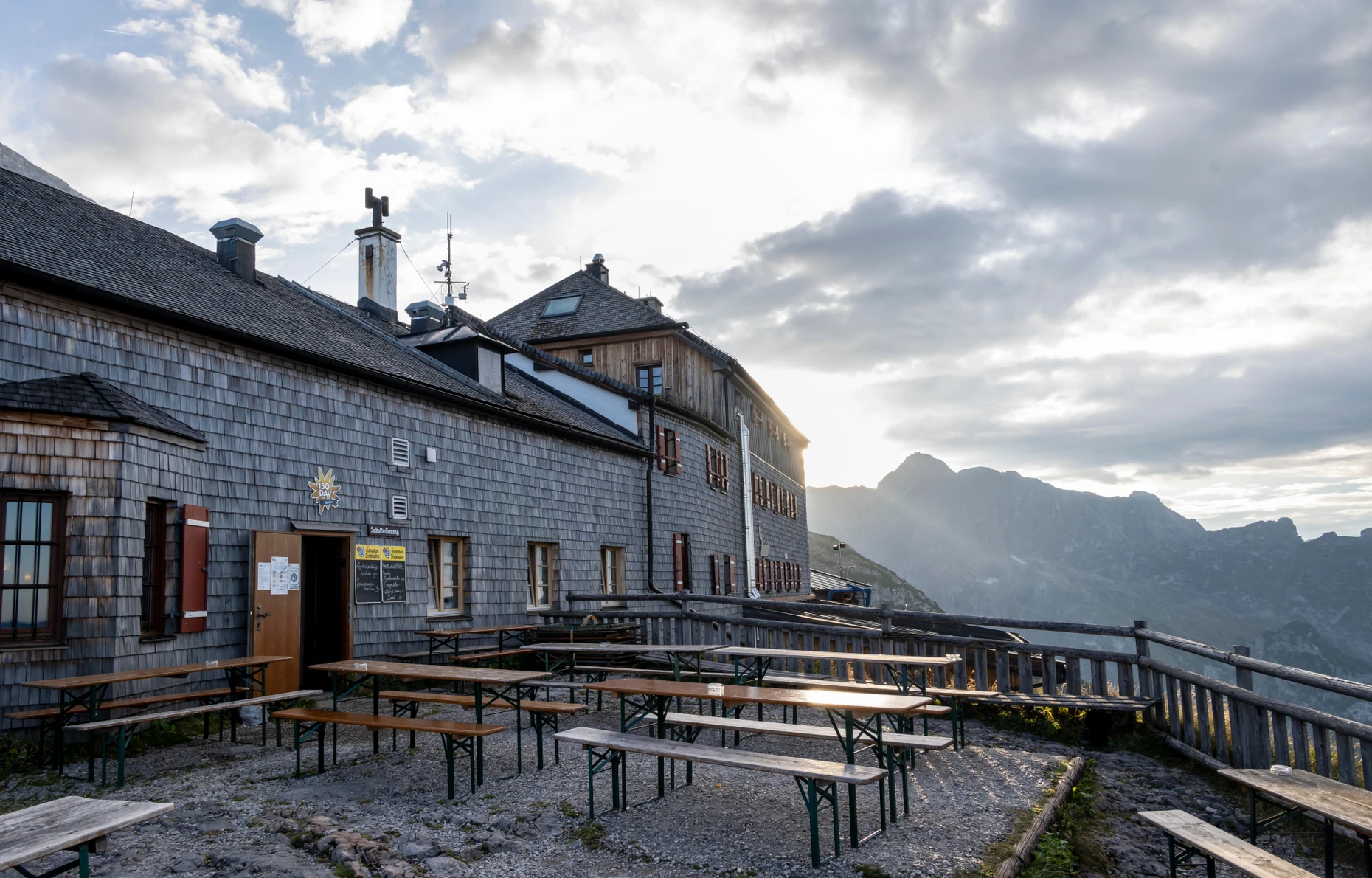 Im Watzmannhaus wirkt sich der Klimawandel sogar auf die Speisekarte aus: mehr Reis als Nudeln, denn Reis braucht weniger Wasser.