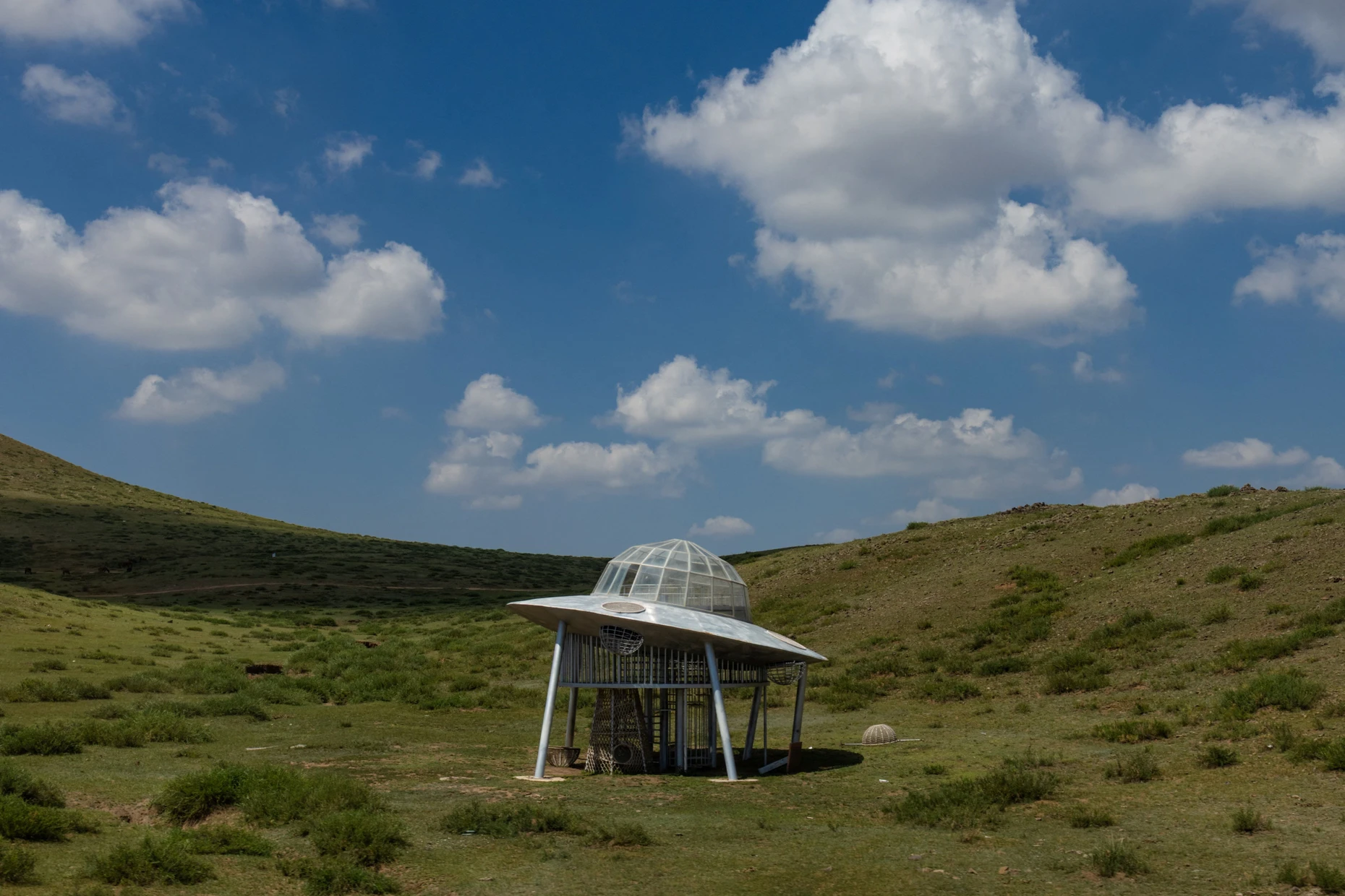 Ein Spielplatz in Form eines außerirdischen Raumschiffs liegt im Grasland des Vulkan-Geoparks Wulanhada.