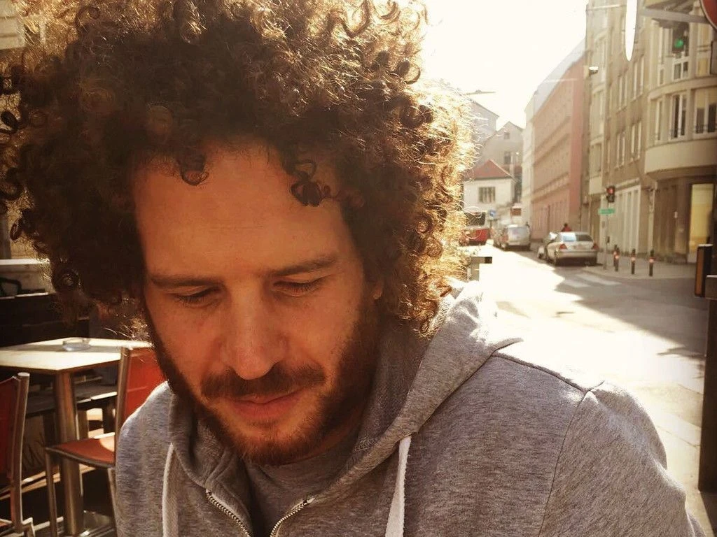 Sebastian „Basti“ Schneider, 44 Jahre alt, lebt in Frankfurt-Bornheim und betreibt das Musiklabel „Okocha Records“.