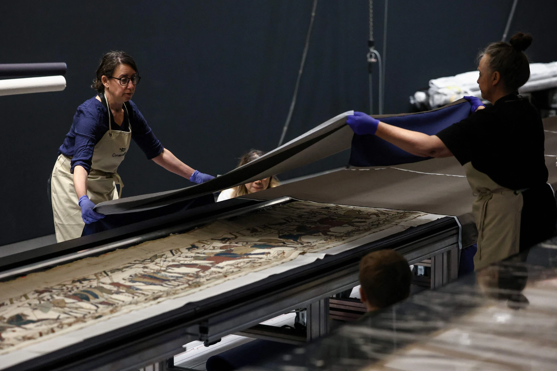 Mitarbeiter der Britischen Museums im Juli dieses Jahres bei der Vorbereitung des gerade aus Frankreich eingetroffenen Teppichs von Bayeux für die Ausstellung in ihrem Haus