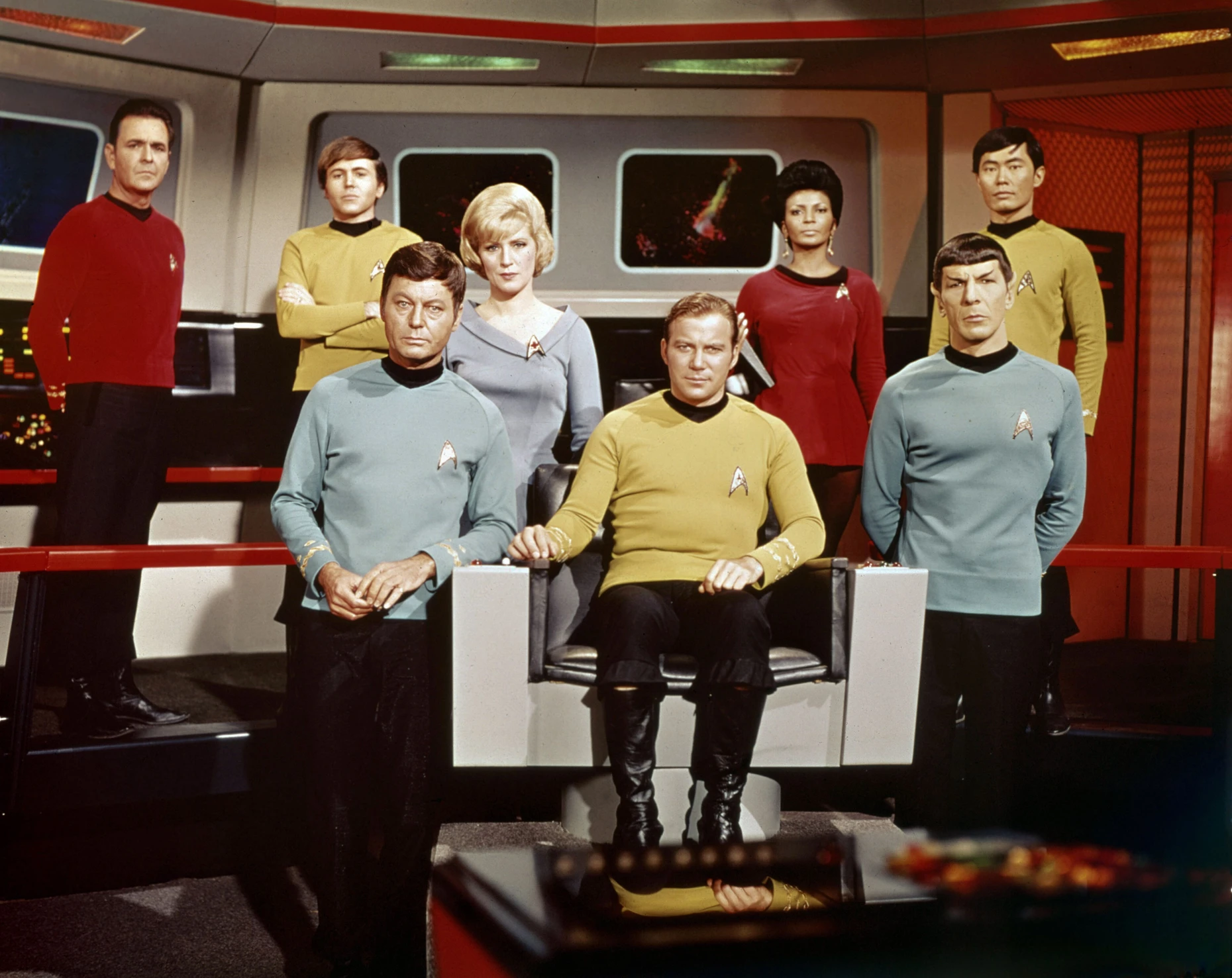 Drei Farben blau, gelb und rot: James Doohan, Walter Koenig, DeForest Kelley, Majel Barrett, William Shatner, Nichelle Nichols, Leonard Nimoy und George Takei (v.l.).