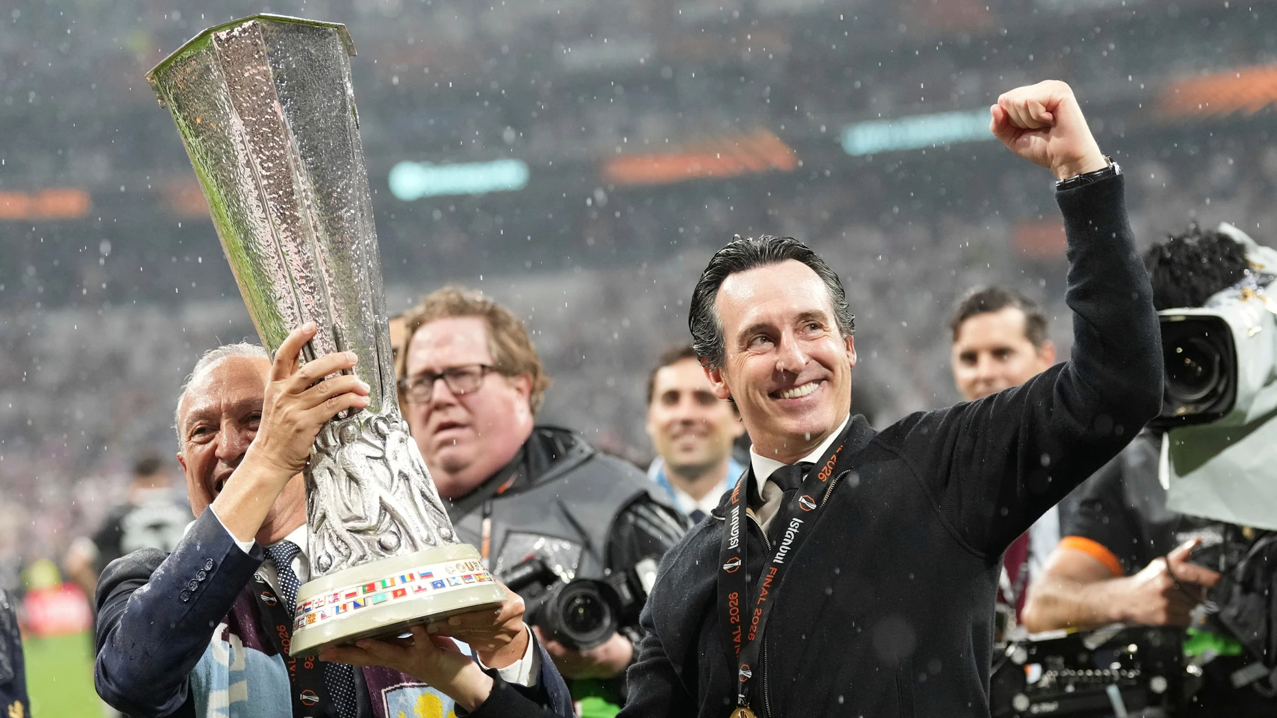 Plötzlich vorgespult: Der König Unai Emery und die Krone.
