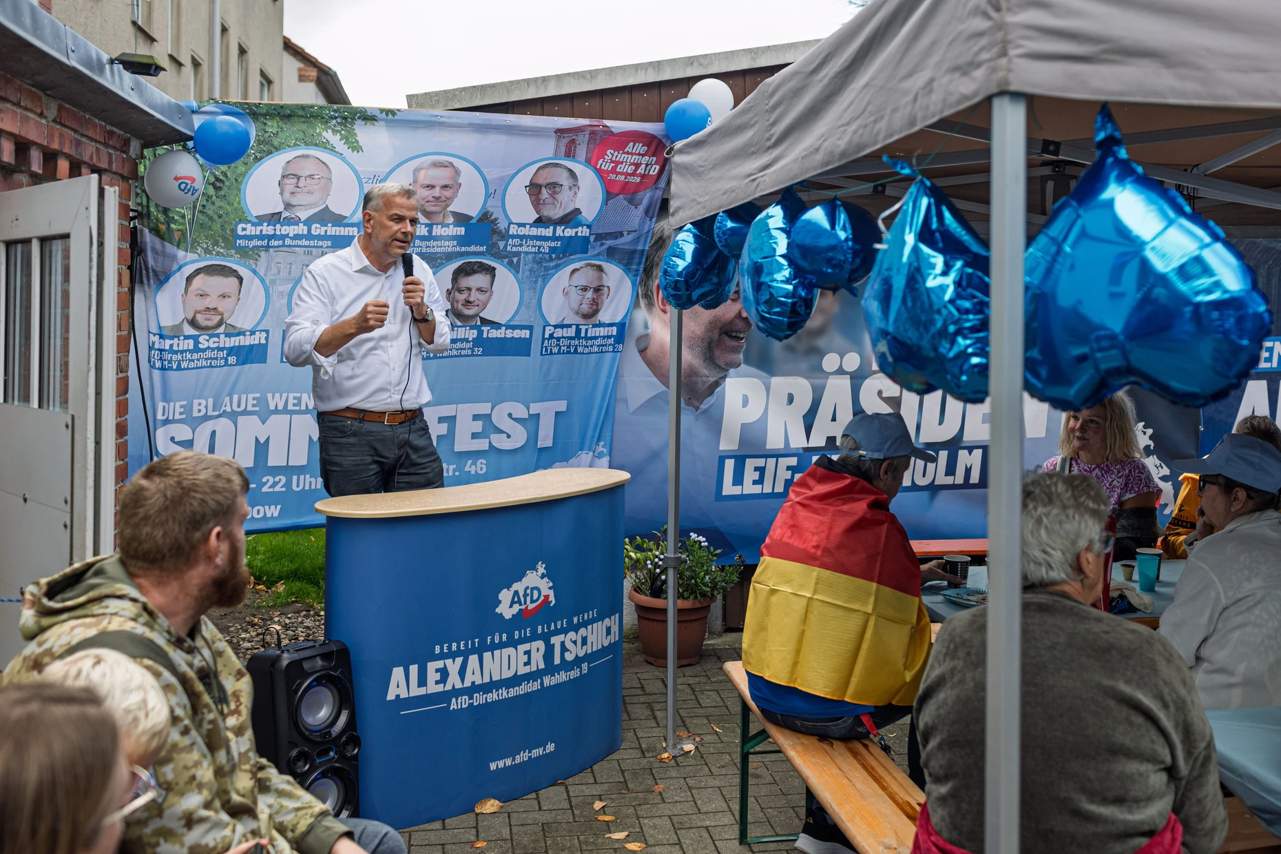 Blaue Herzen für deutsche Männer: Leif-Erik Holm, Ministerpräsidentenkandidat der AfD bei der Landtagswahl in Mecklenburg-Vorpommern, macht Wahlkampf in Ludwigslust.