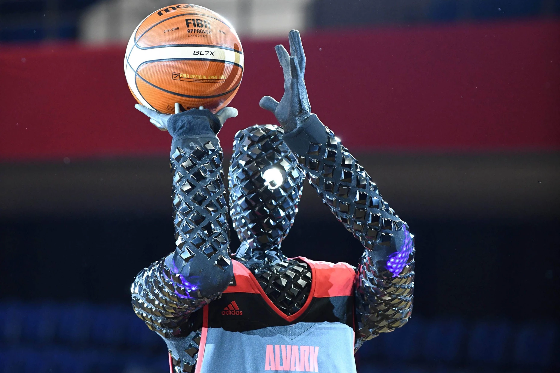 Trifft (fast) immer den Korb: einer der Basketballroboter CUE von Toyota Motor