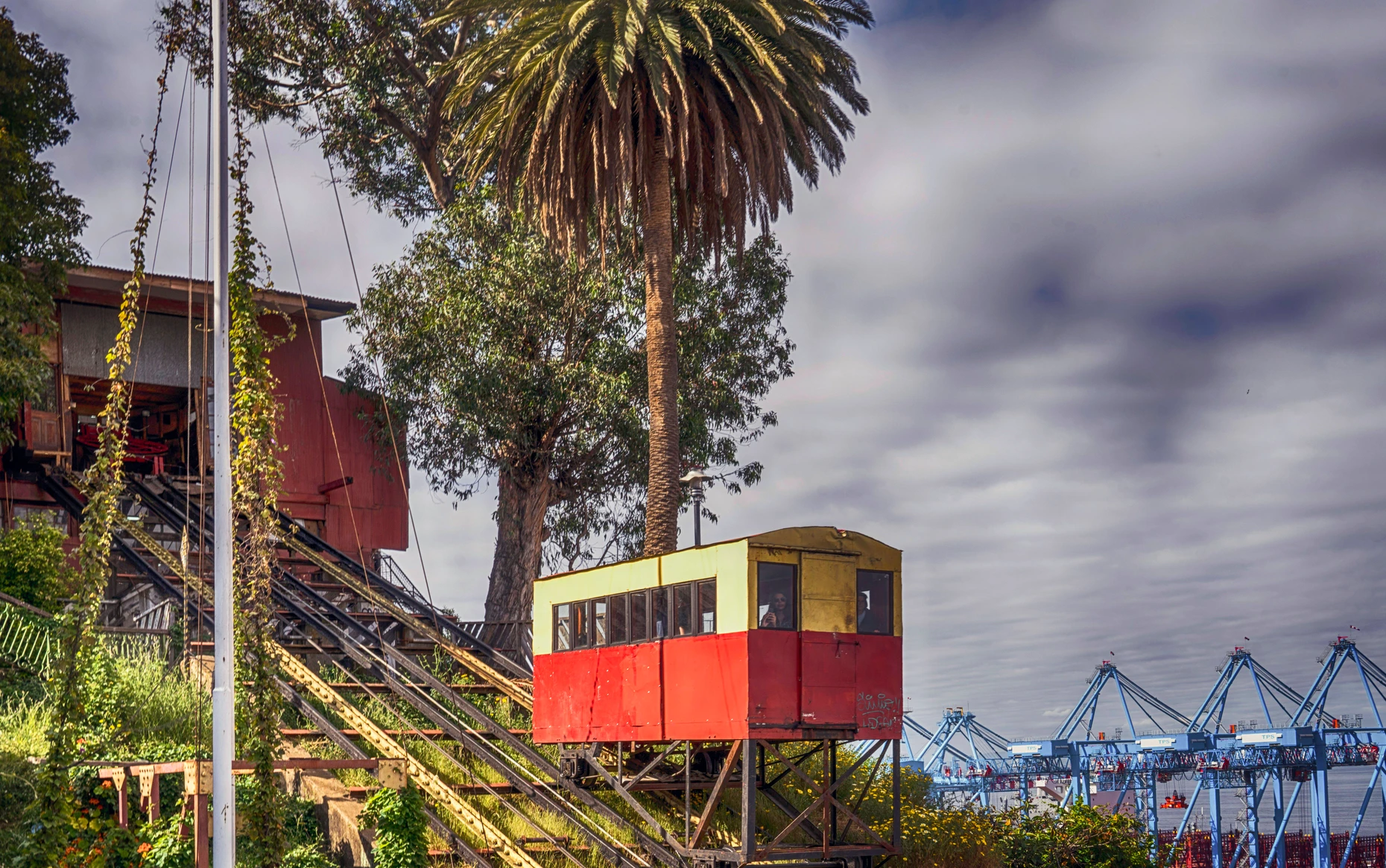 So steil geht es in Valparaíso bergan, dass die Einheimischen ihre Standseilbahnen „Aufzüge“ nennen.