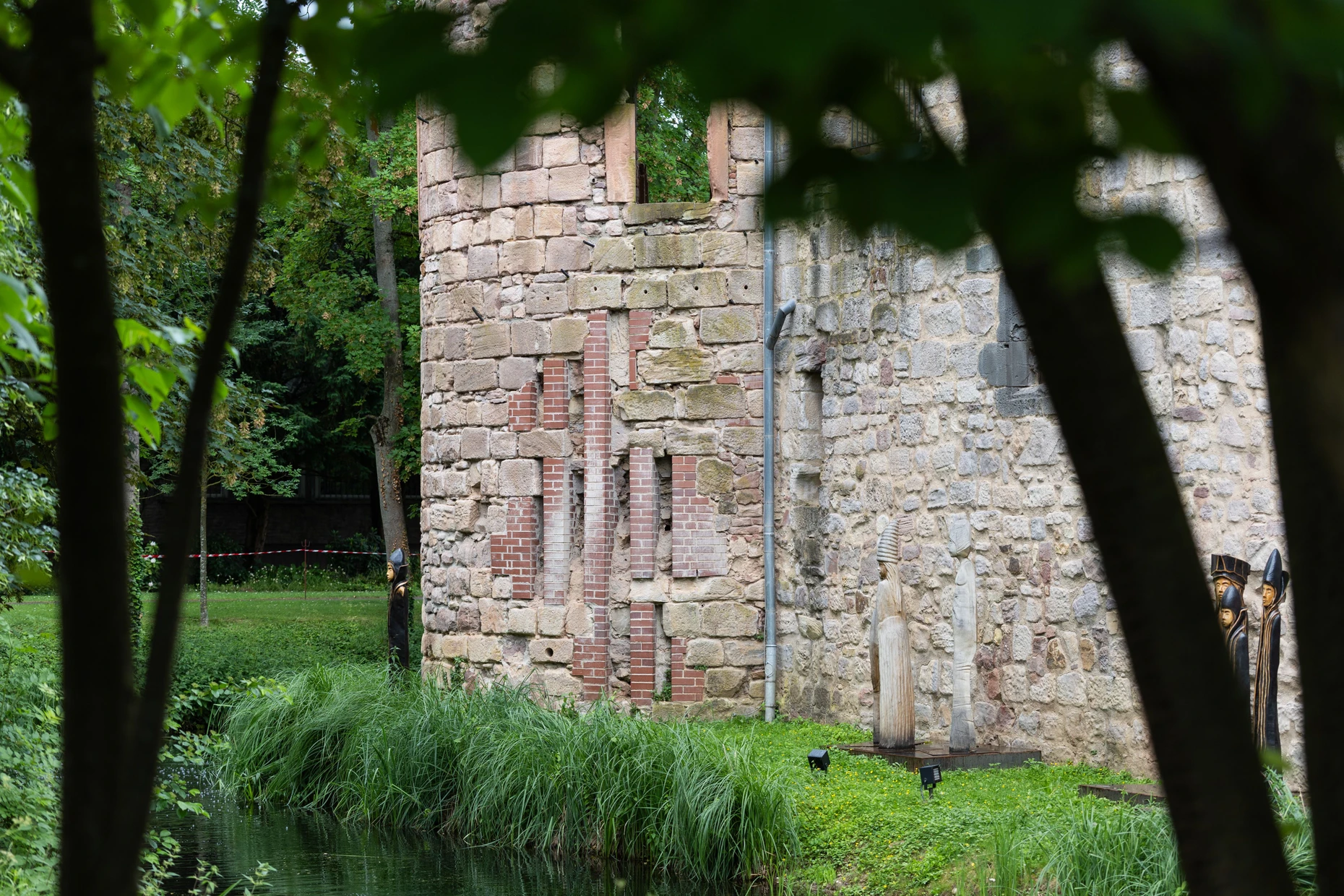 Flickwerk: Das Mauerwerk des runden Eckturms der Wasserburg ist mit Ziegeln durchsetzt. Sie werden aber durch Sandsteine ersetzt.