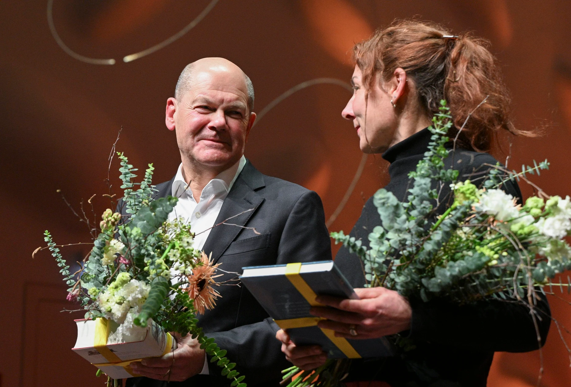 Gefragte Gesprächspartnerin der Politik: Juli Zeh mit dem damaligen Bundeskanzler Olaf Scholz im Januar 2024