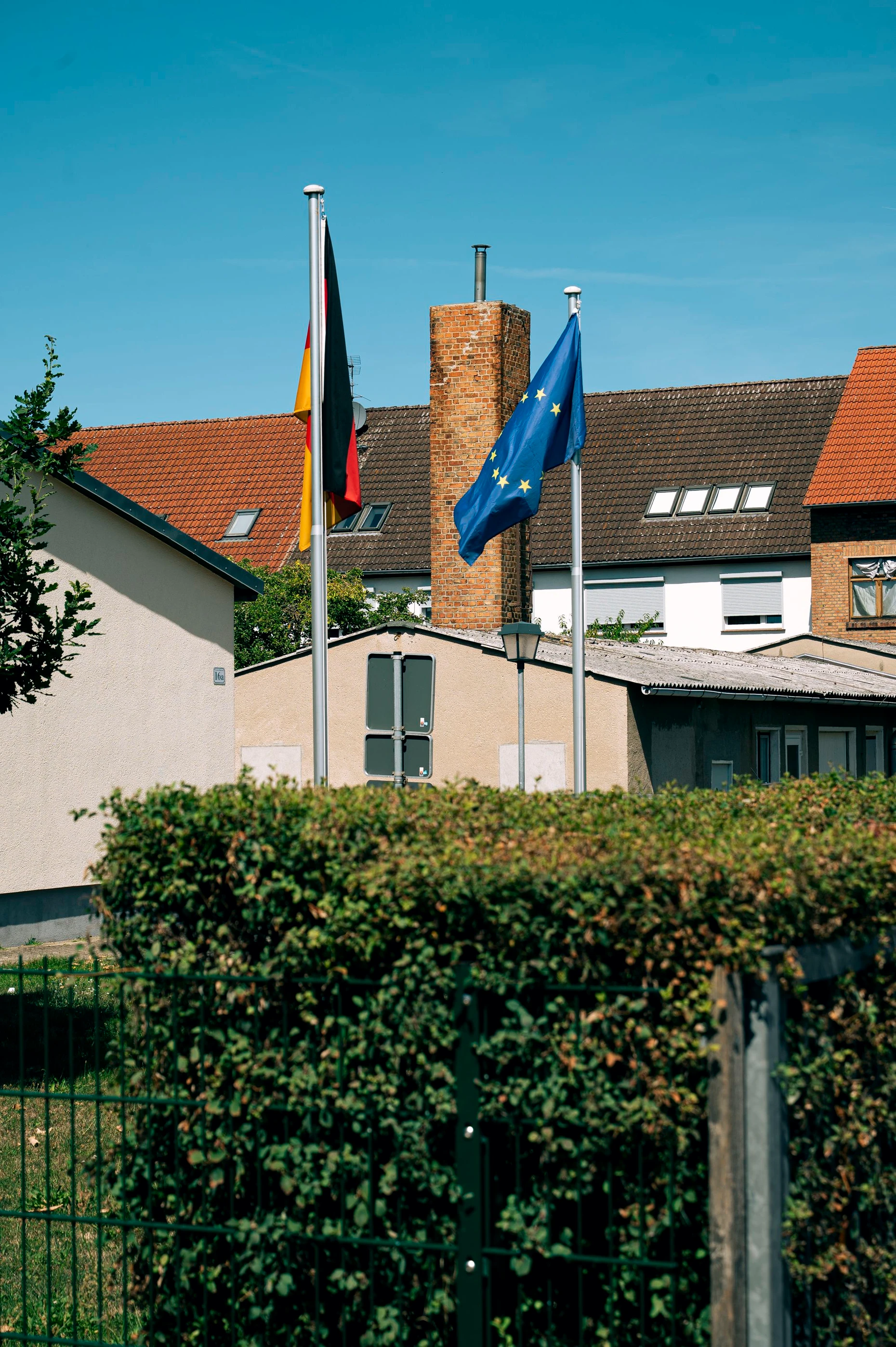 Vor dem Bürgerzentrum Oebisfelde hängen eine Deutschland-Flagge und eine EU-Flagge.