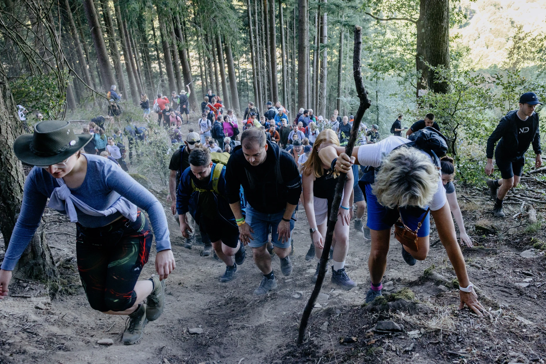 Grenzgänger beim steilen Anstieg auf den Kleeberg