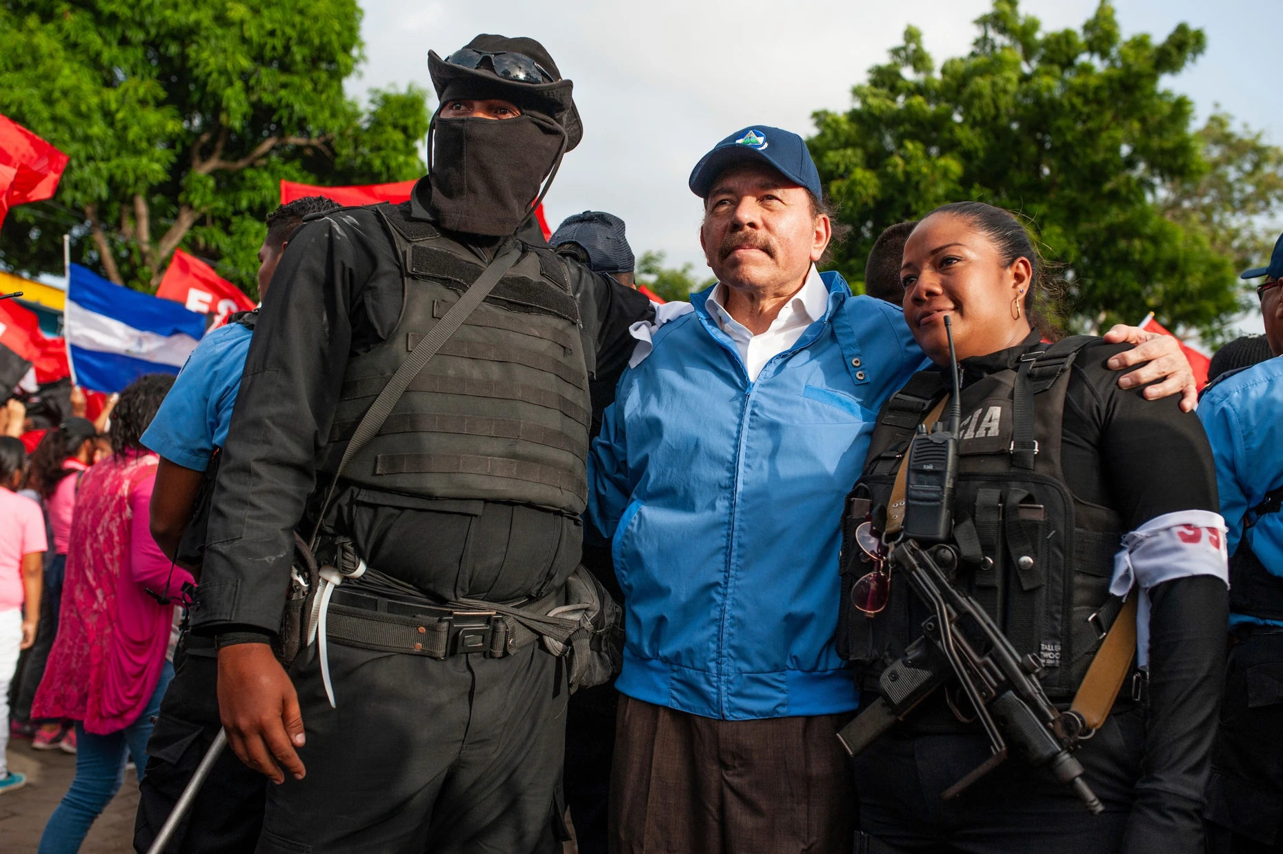 Nicaraguanische Polizisten lassen sich mit Präsident Daniel Ortega fotografieren.