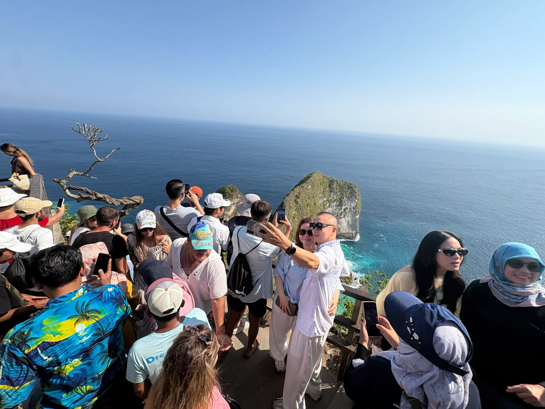 Touristenmassen am "Dinosaurierfelsen" auf Nusa Penida