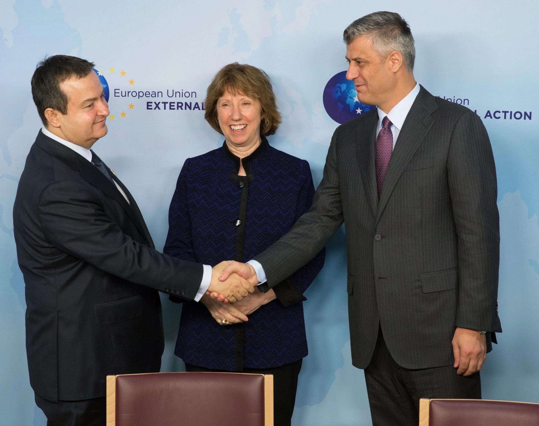 Händedruck zweier Feinde: Der damalige serbische Regierungschef Ivica Dačić 2013 mit Hashim Thaçi (rechts), als der Ministerpräsident des Kosovos war