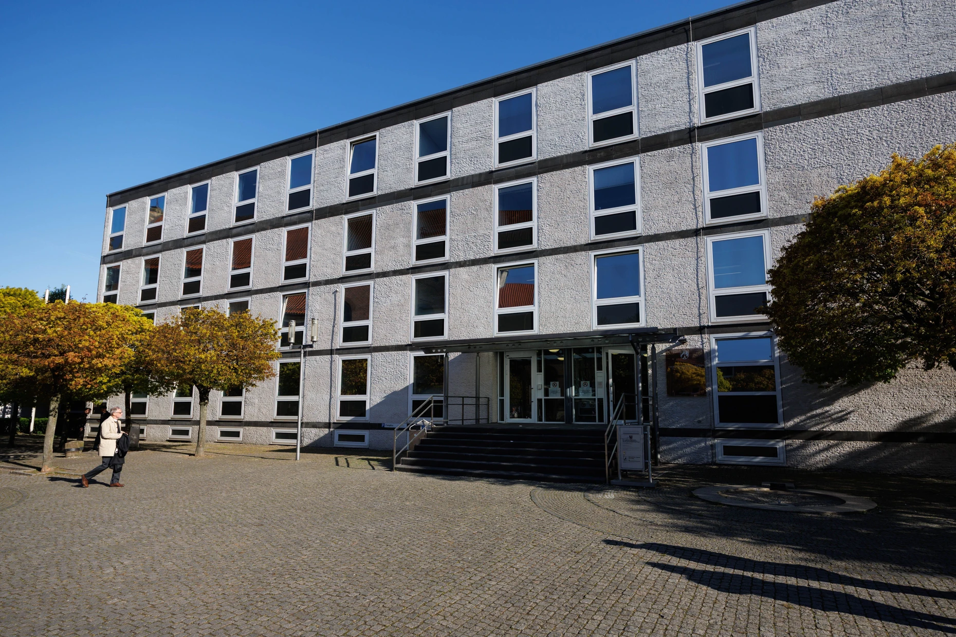 Manche Gerichtsgebäude versprechen die Gleichförmigkeit der Fallbearbeitung schon mit ihrer äußeren Gestalt: Das Oberverwaltungsgericht für das Land Nordrhein-Westfalen in Münster.