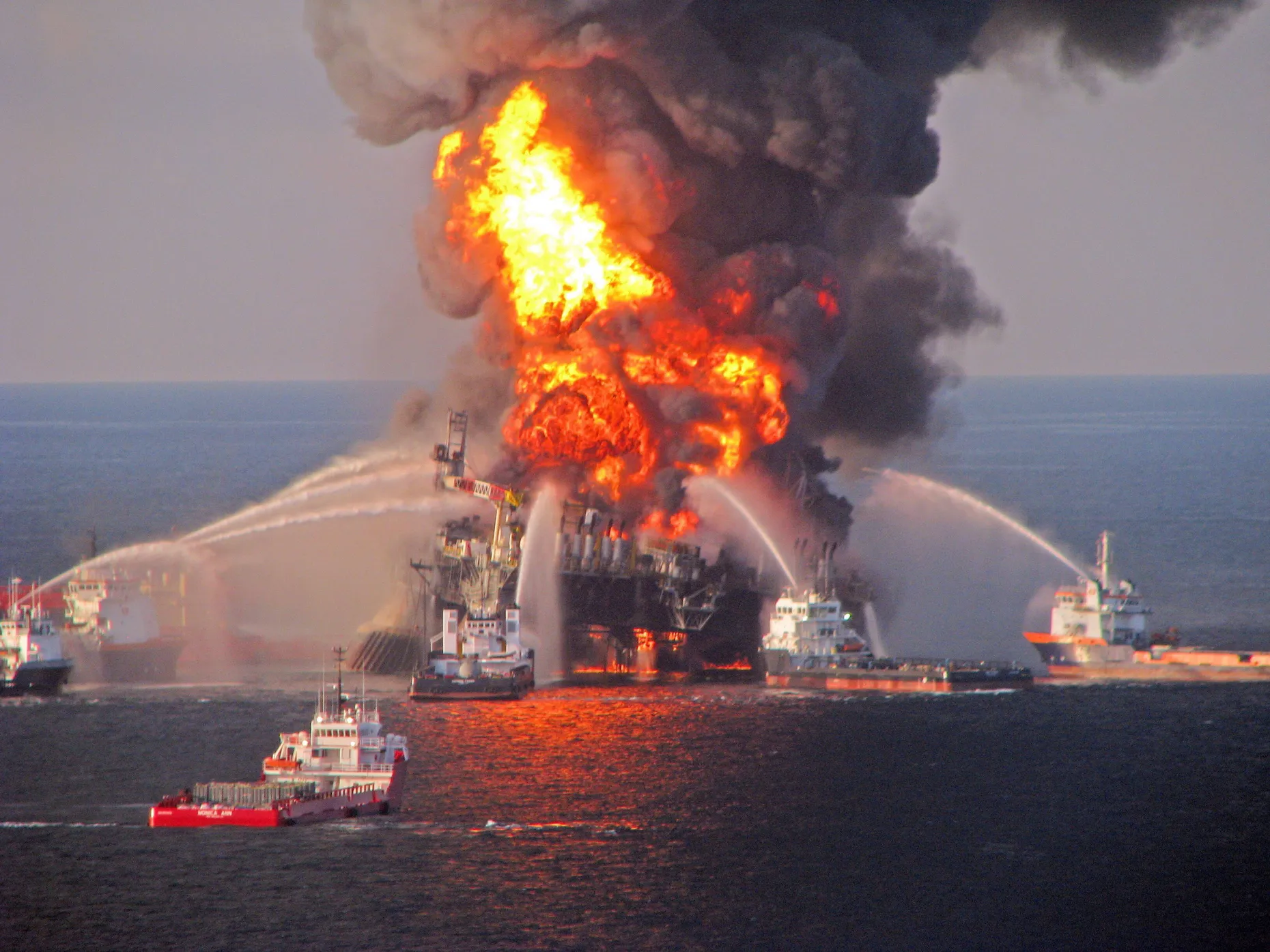 Am 20. April 2010 geriet doe Ölböhrplattform Deepwater Horizon in Brand. Zwei Tage später sank sie.