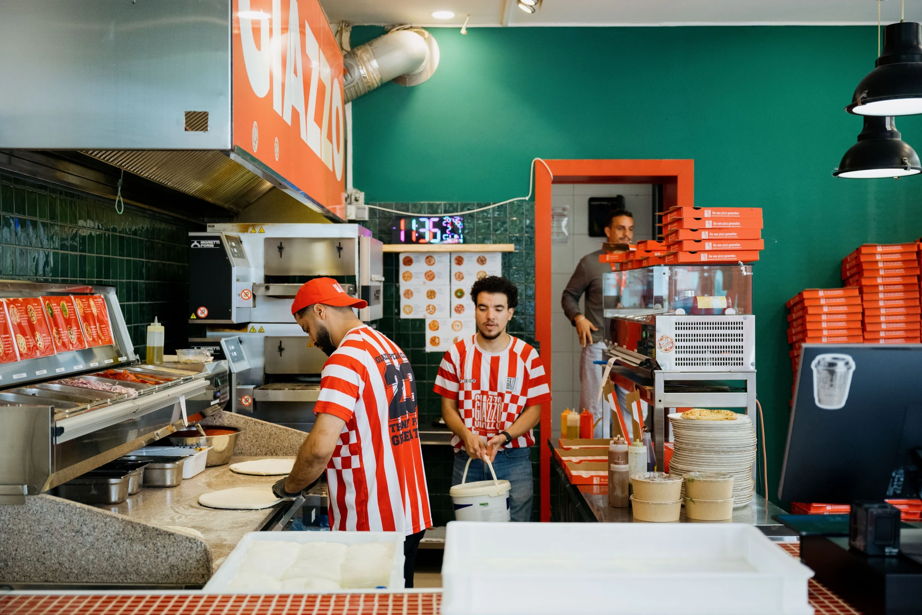 Frischezentrum: Mitarbeiter des Gießener Pizza-Start-ups Giazzo am Werk im Laden in der Gießener Innenstadt