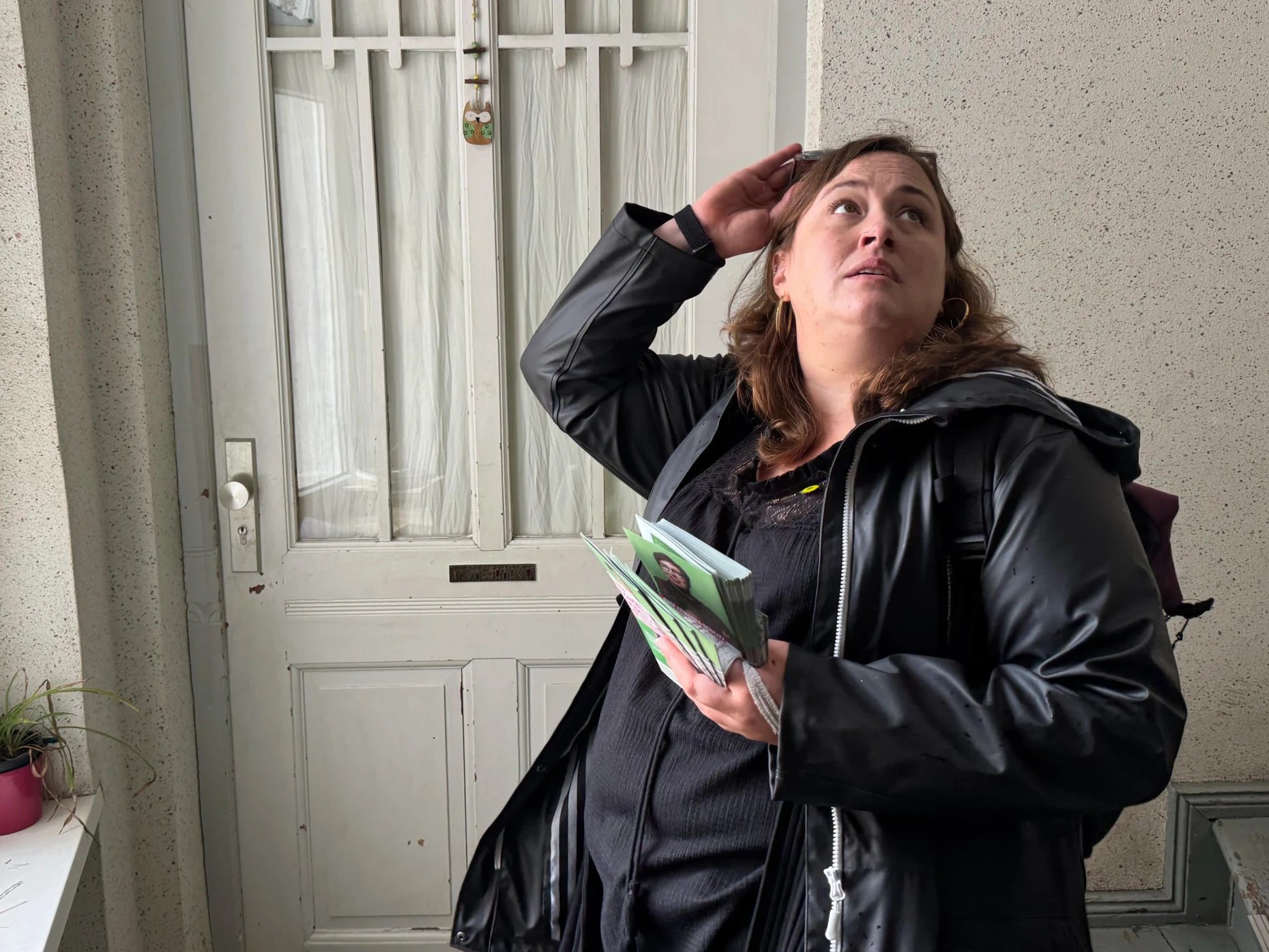 Die große Ungewissheit: Irina Freihart wartet vor einer Wohnungstür in der Hallenser Nordstadt, nachdem sie geklingelt hat.