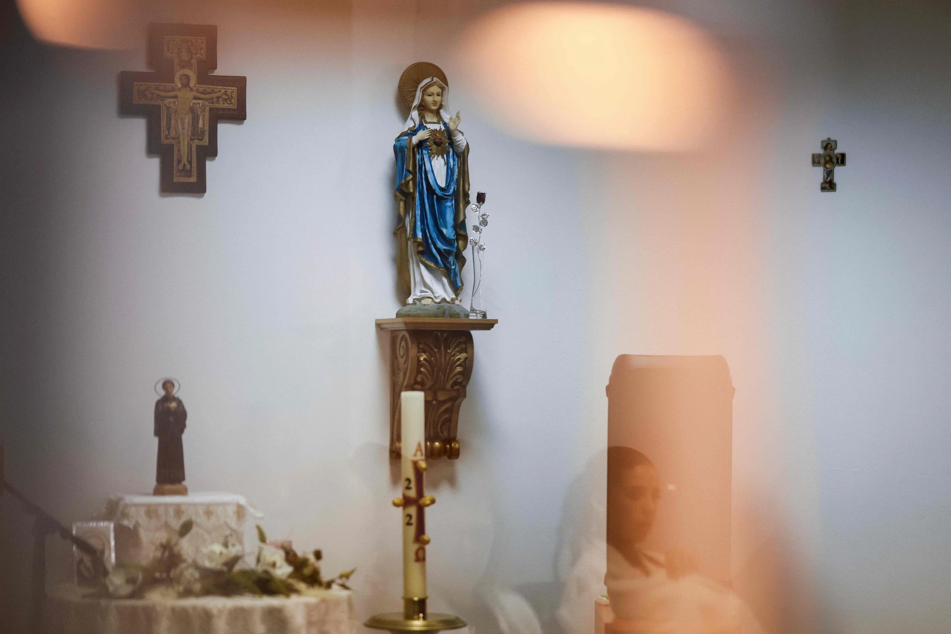 Auch mit Marienfiguren und anderen katholischen Objekten ist der Veranstaltungsort der „Exorzismus-Exerzitien“ ausstaffiert.